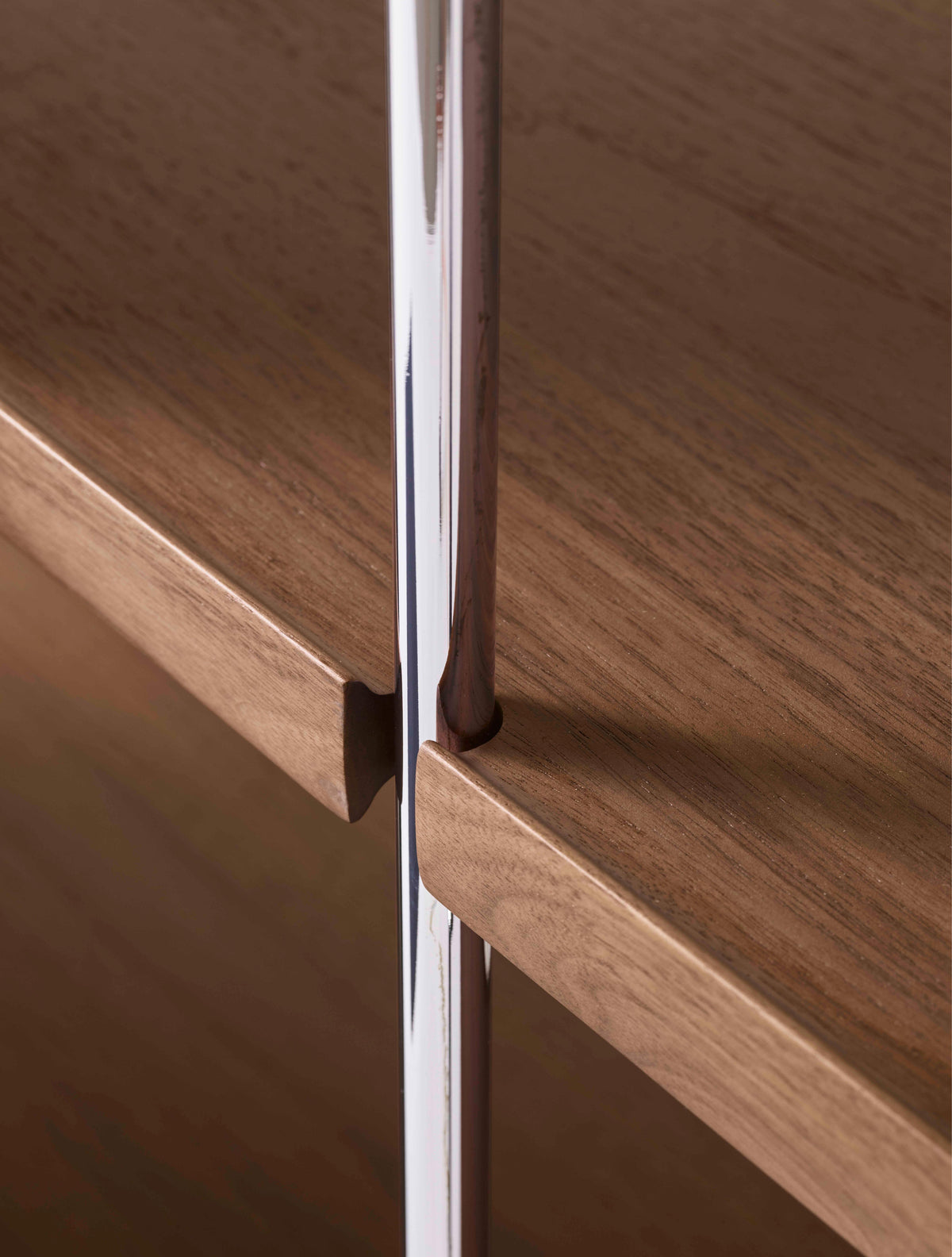 ALIMA NDS5 shelf in chrome with walnut wood