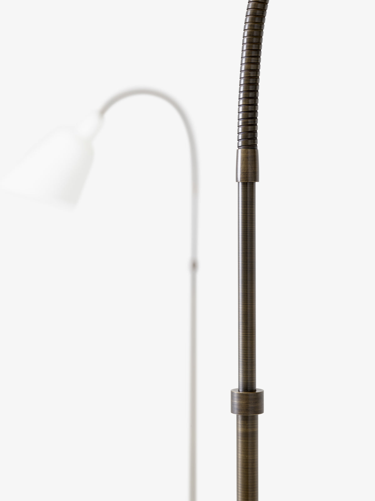 BELLEVUE AJ7 floor lamp in white with brown brass base