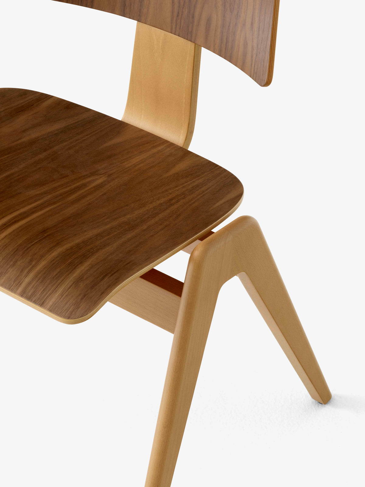 DAYSTAK RD1 Chair made of beech wood with walnut finish