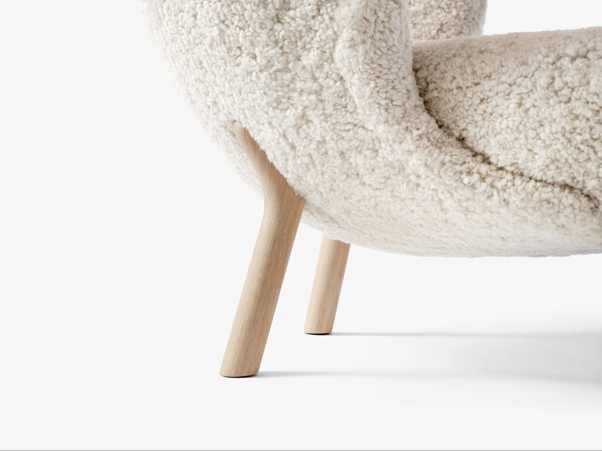 LITTLE PETRA VB1 upholstered armchair with an oak base