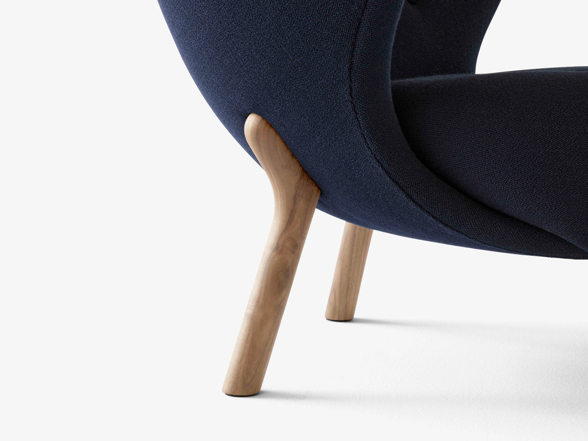 LITTLE PETRA VB1 upholstered armchair with an oak base