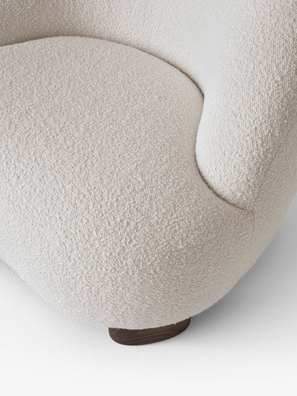 MARGAS LC1 Armchair upholstered with a black oak base