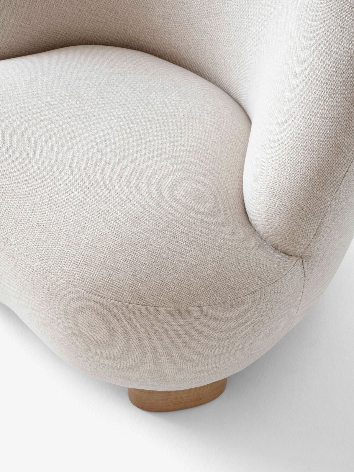MARGAS LC1 Armchair upholstered with an oak base