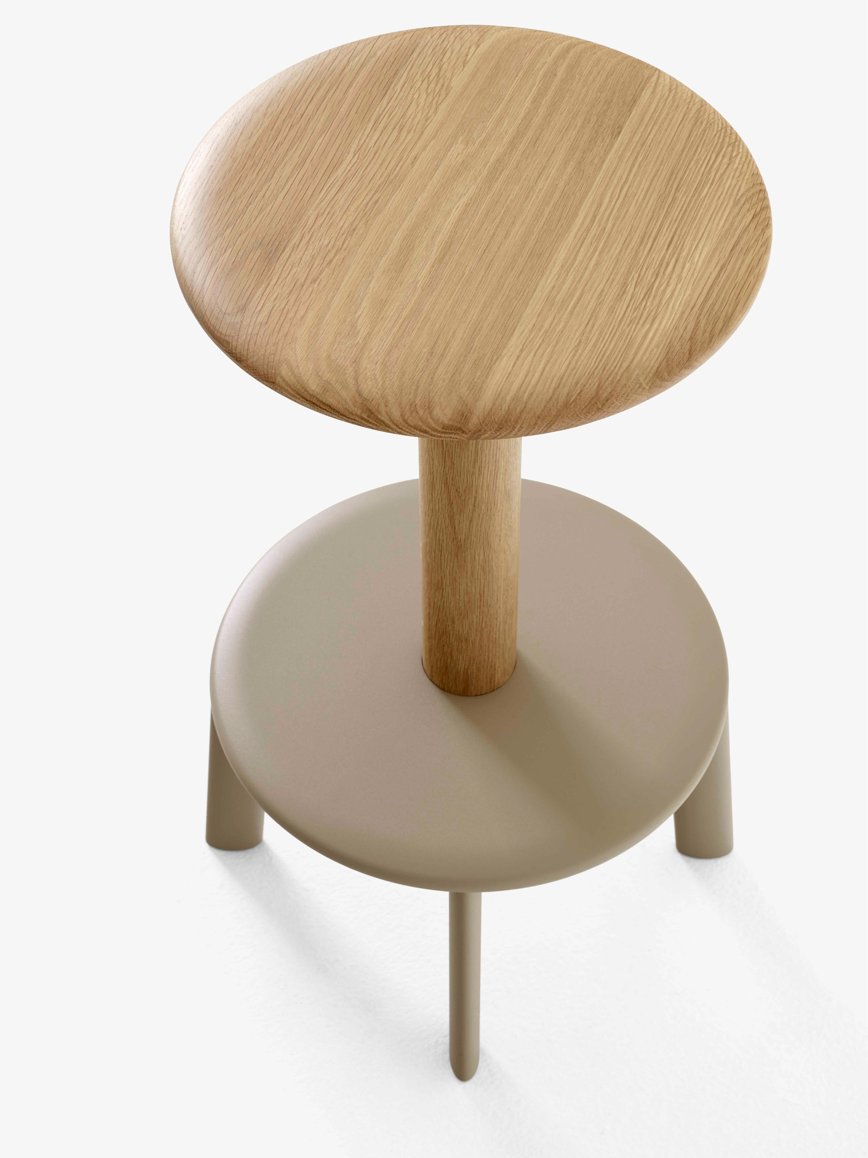 MASSIF stool in lacquered oak with a beige steel base