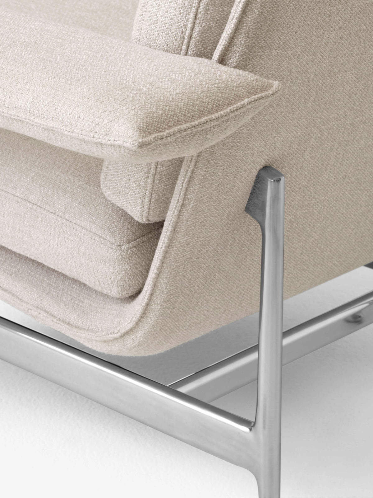 MEANTIME AV29 upholstered armchair with aluminum base
