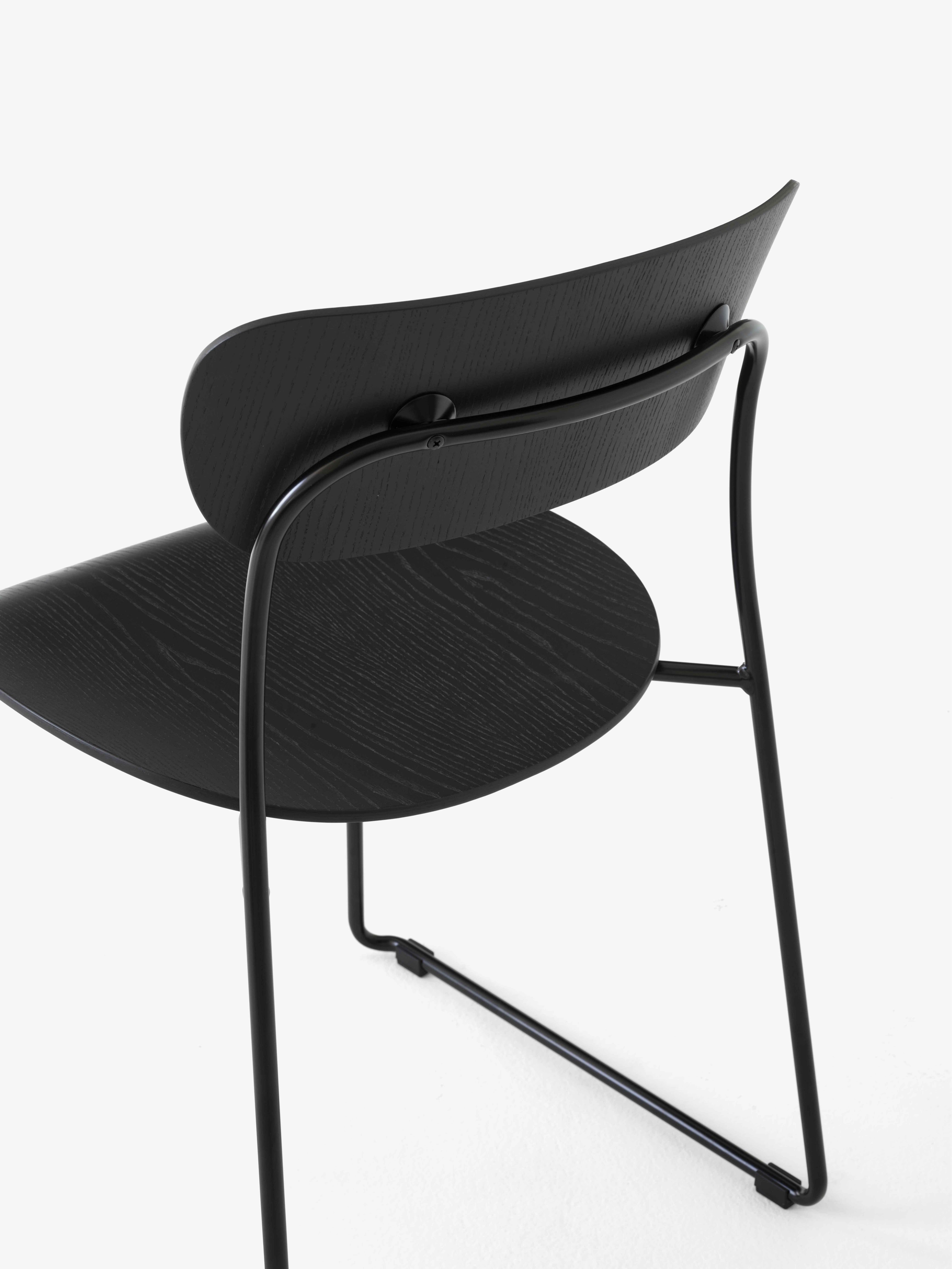 PAVILION AV51 Chair in black lacquered oak with a black base