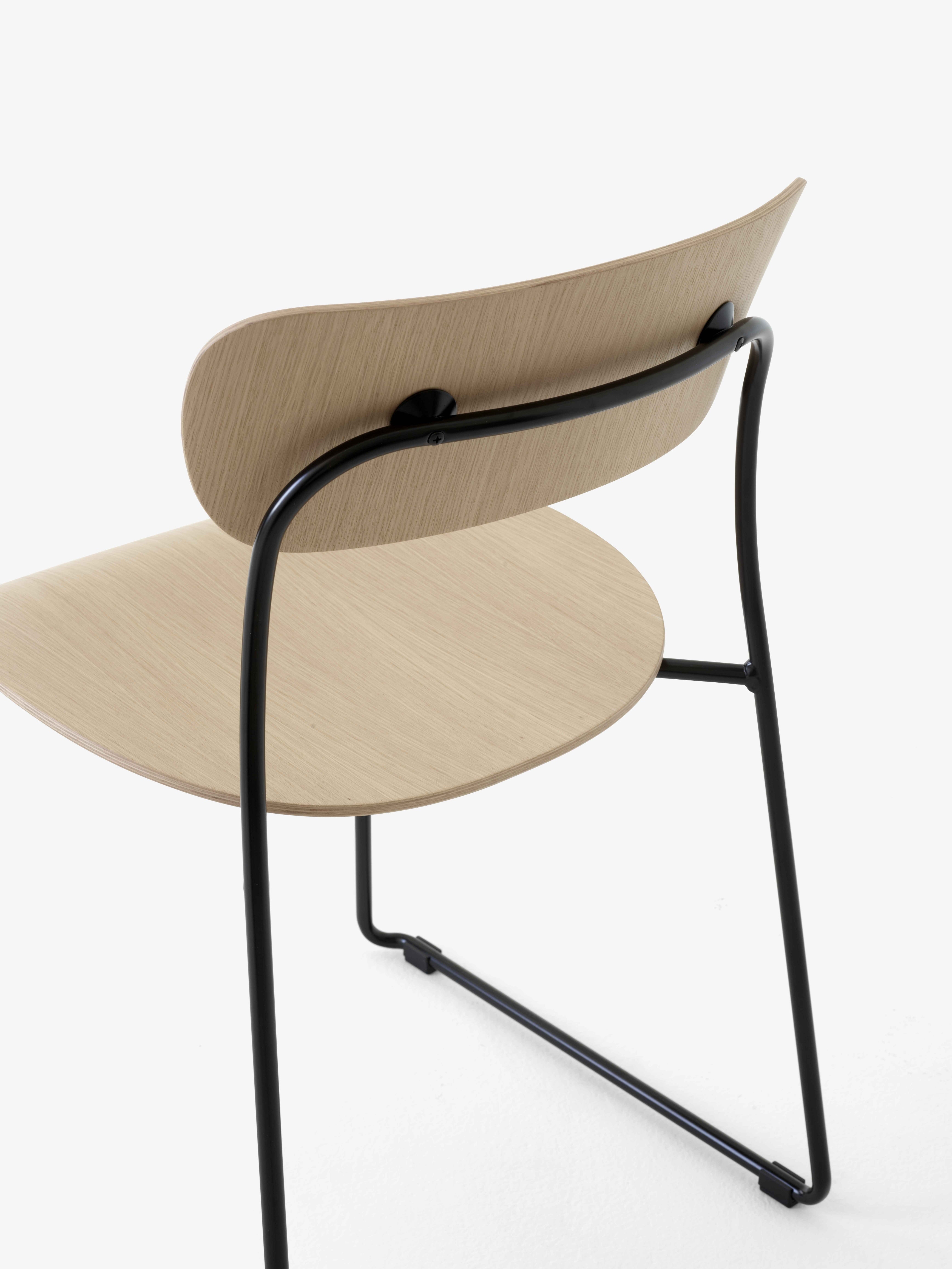 PAVILION AV51 chair in lacquered oak with a black base