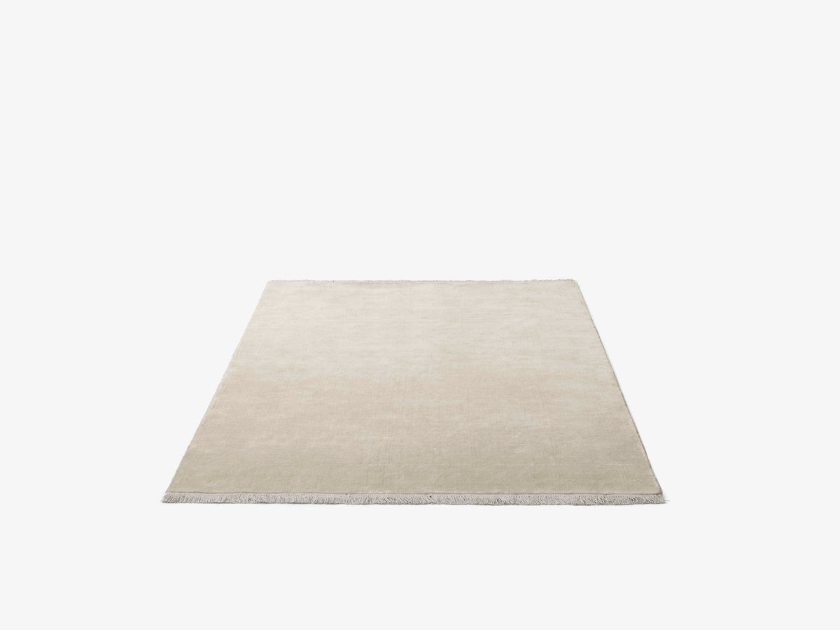 THE MOOR fringed rug in beige