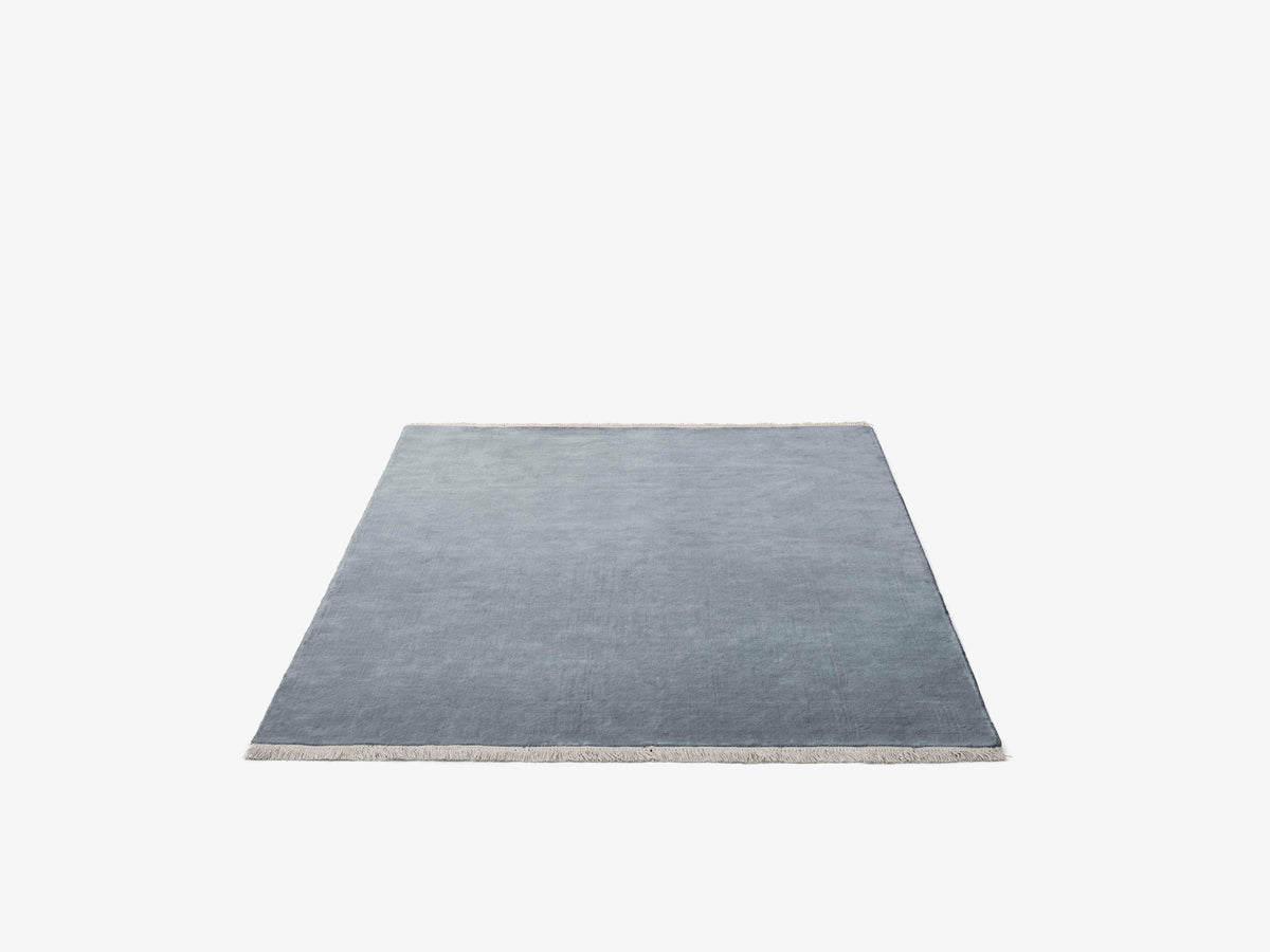 THE MOOR fringed rug in blue
