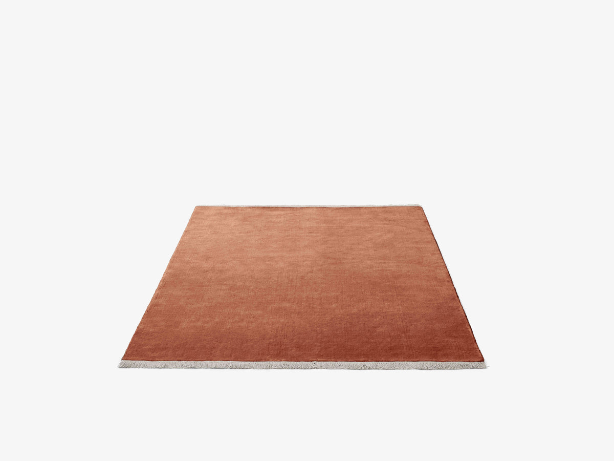 THE MOOR fringed rug in muted red