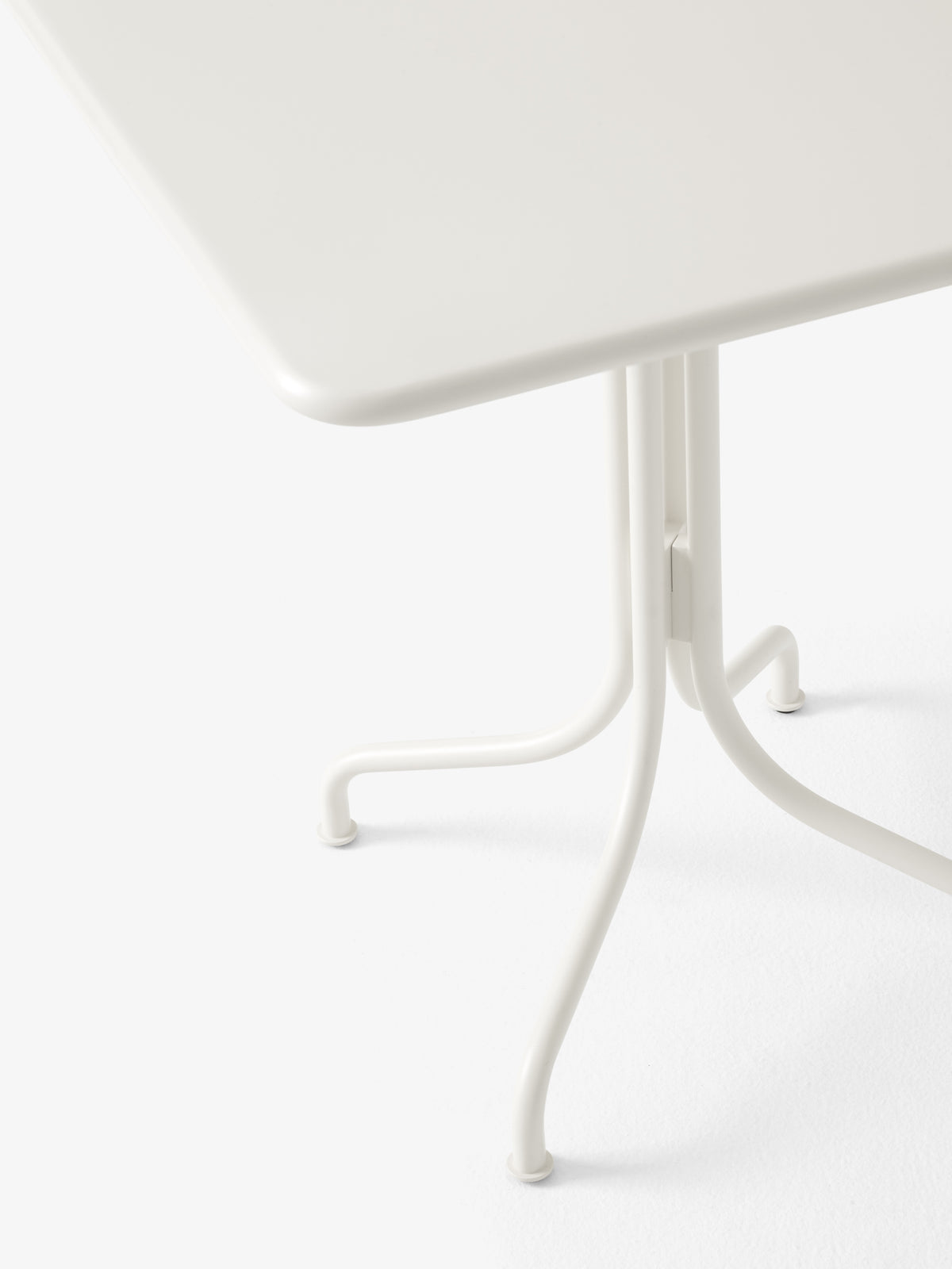 THORVALD SC97 outdoor table ivory