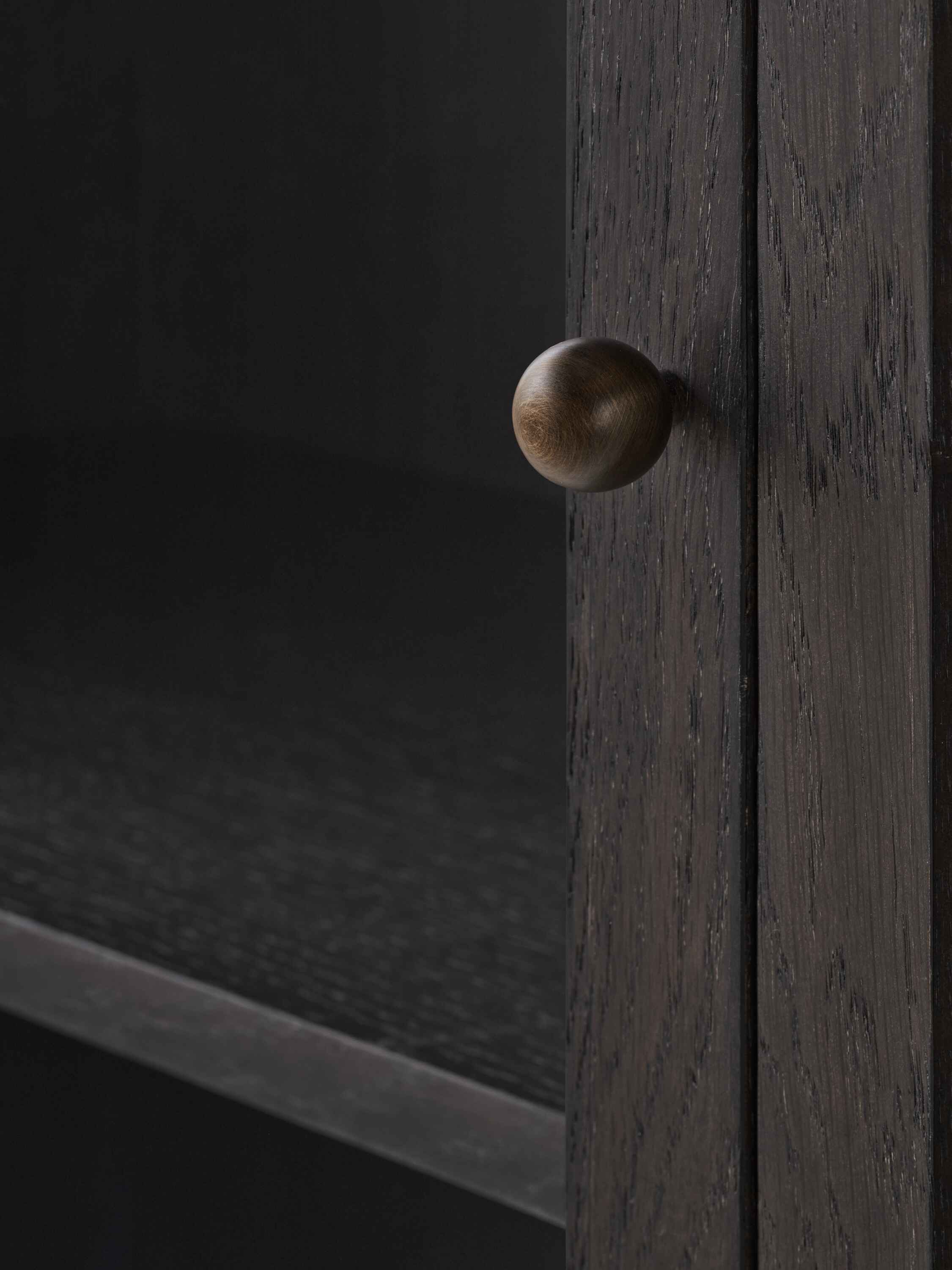 TRACE SC87 Display Cabinet dark lacquered oak