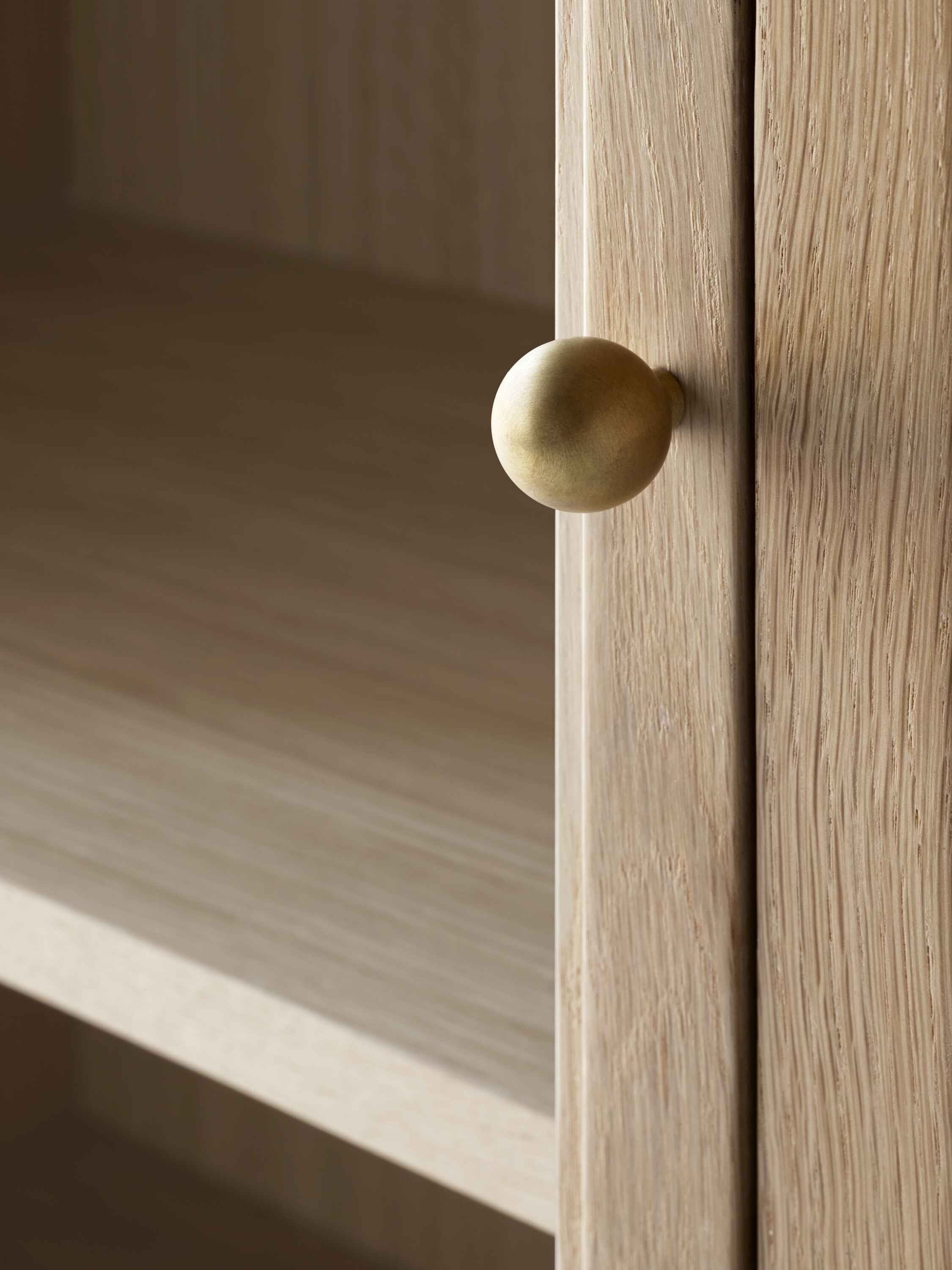 TRACE SC87 Display Cabinet lacquered oak