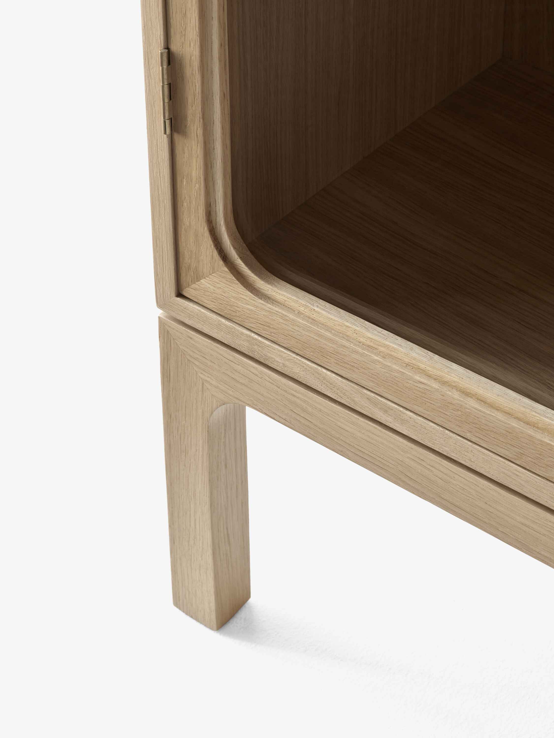 TRACE SC87 Display Cabinet lacquered oak