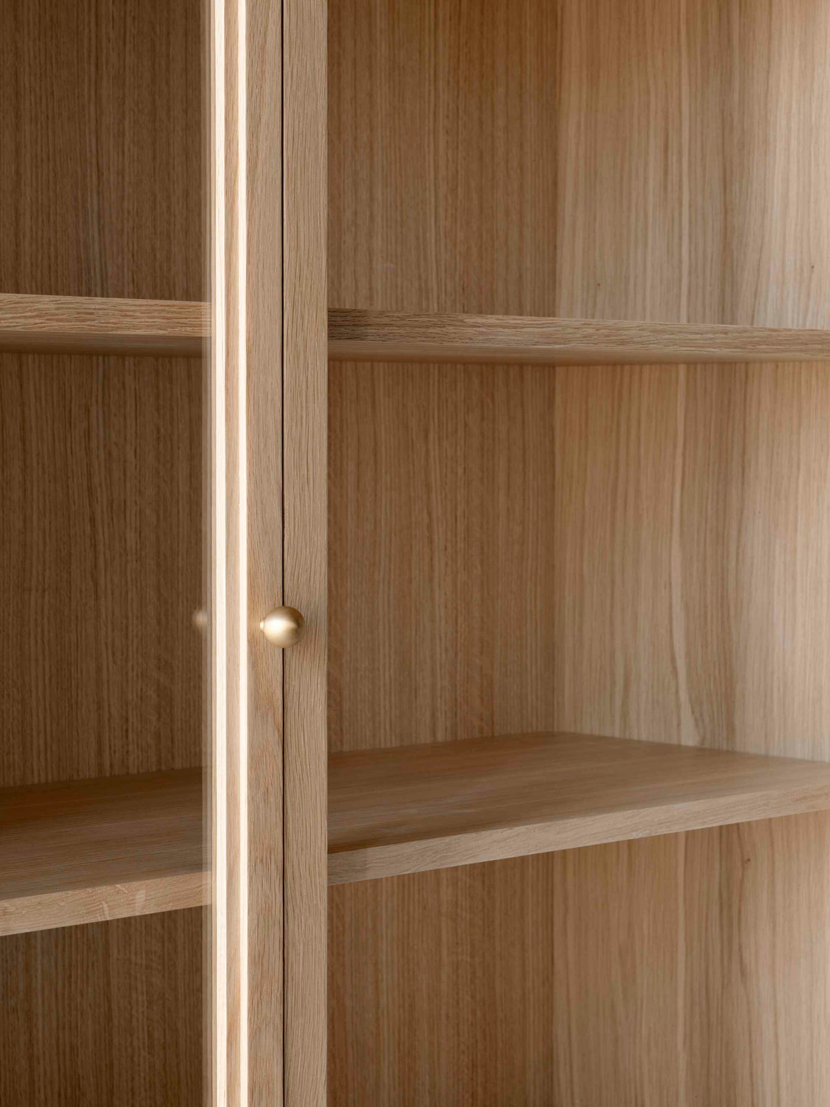 TRACE SC88 showcase in lacquered oak