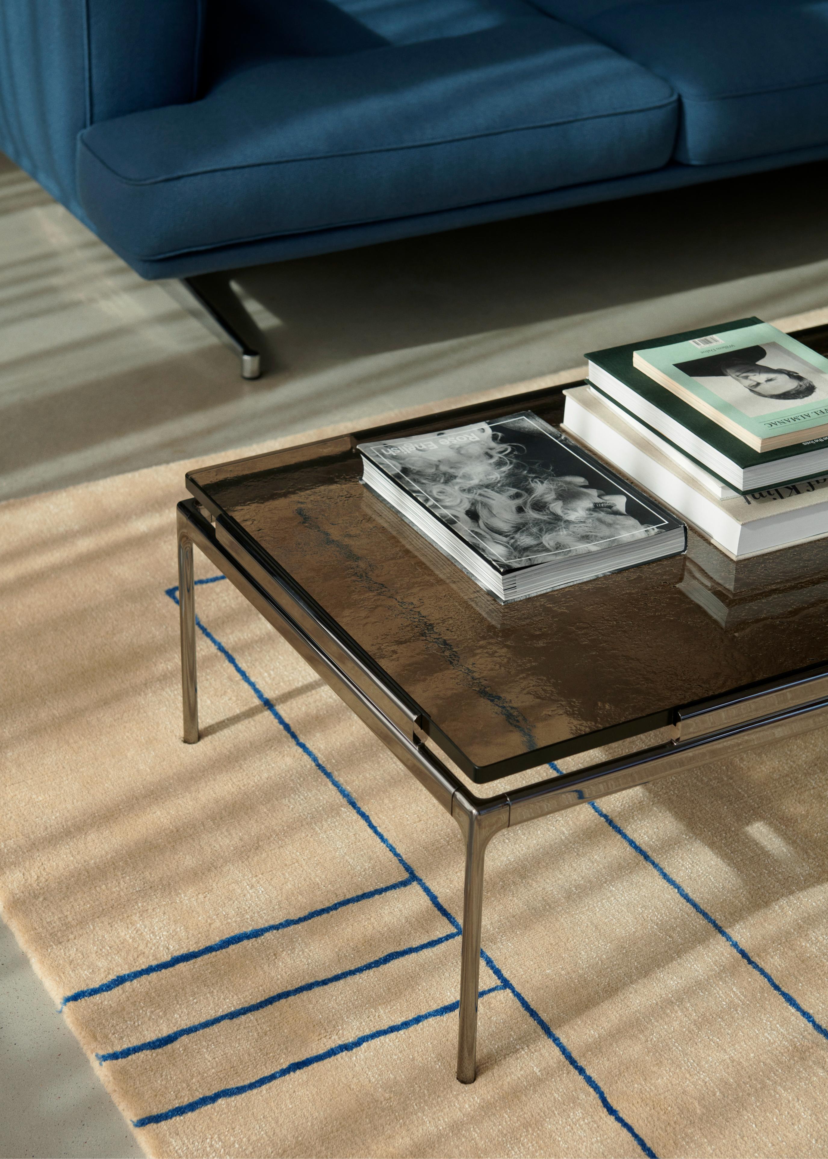 SETT LN12 coffee table with a white marble top and chrome base