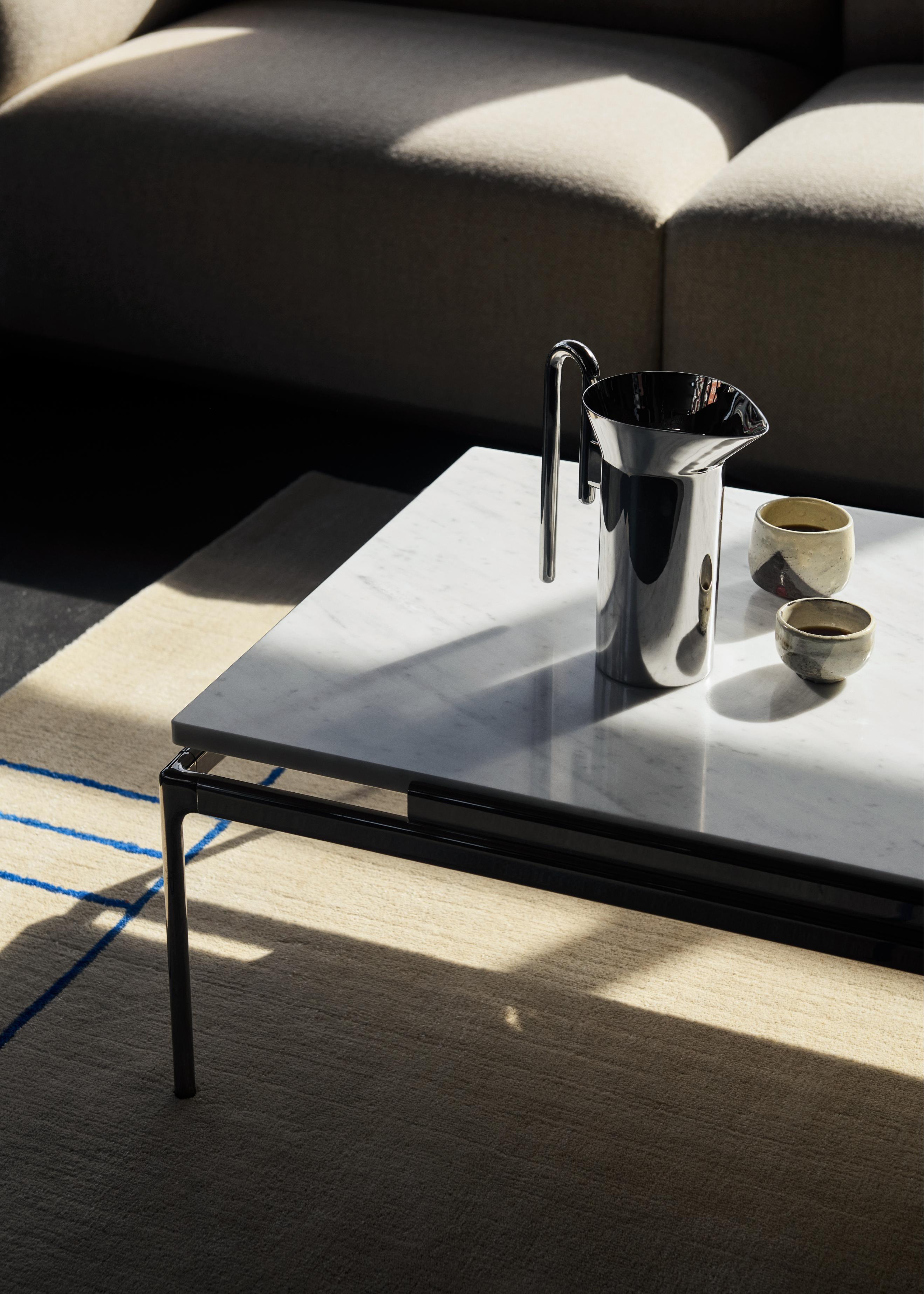 SETT LN12 coffee table with a white marble top and chrome base