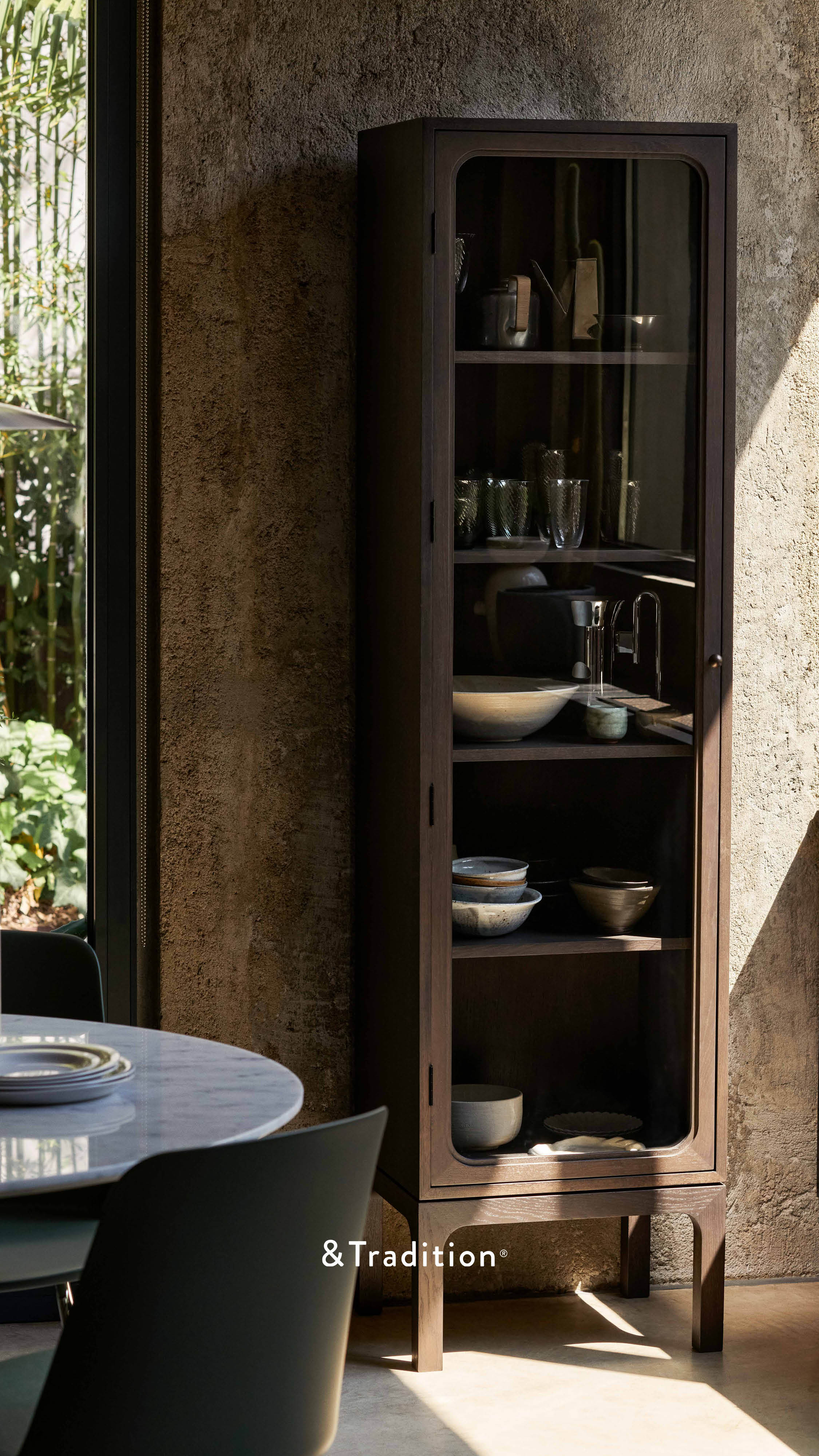 TRACE SC87 Display Cabinet dark lacquered oak