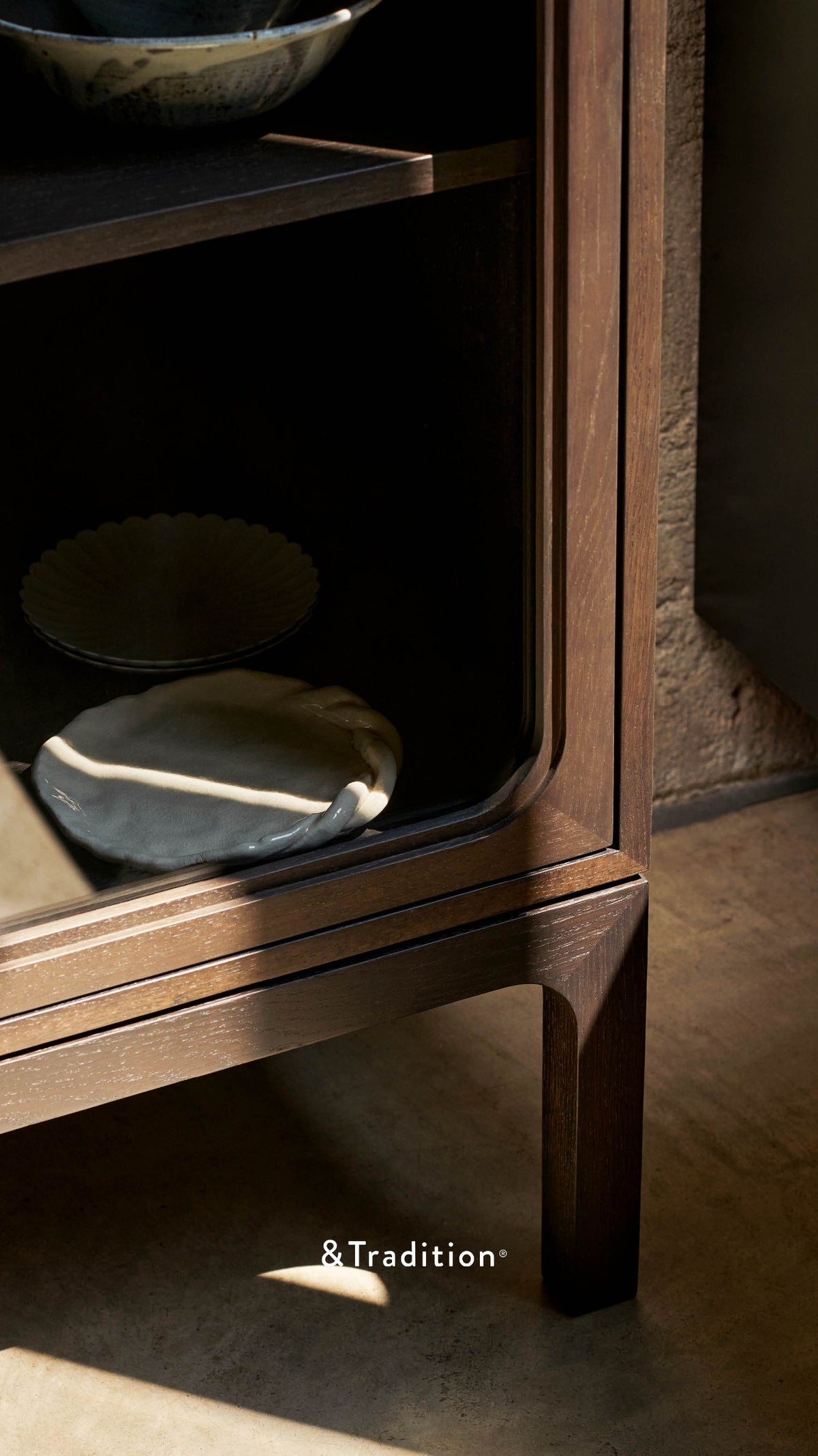 TRACE SC87 Display Cabinet dark lacquered oak