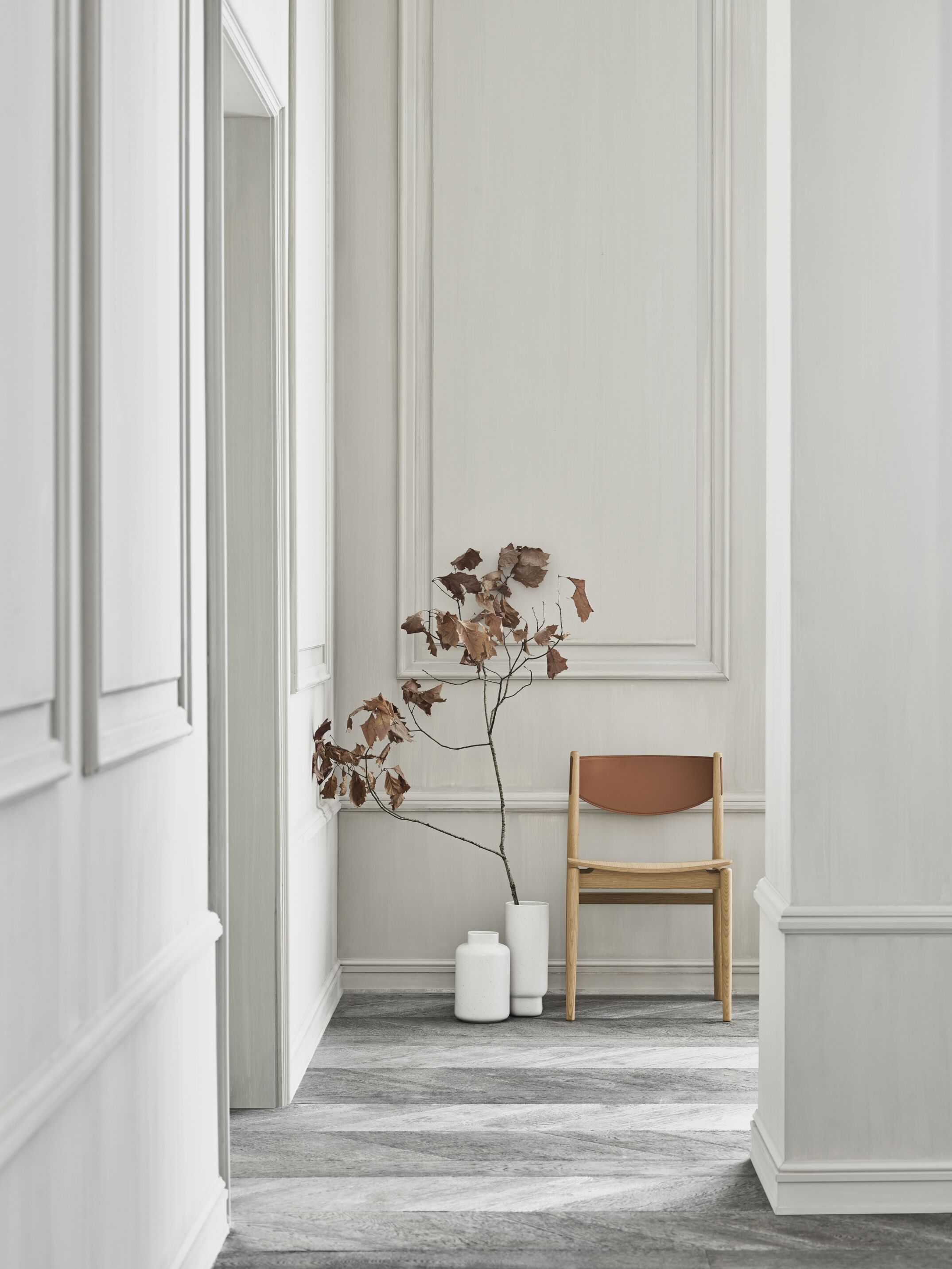 Apelle chair beige leather with a whitewashed base