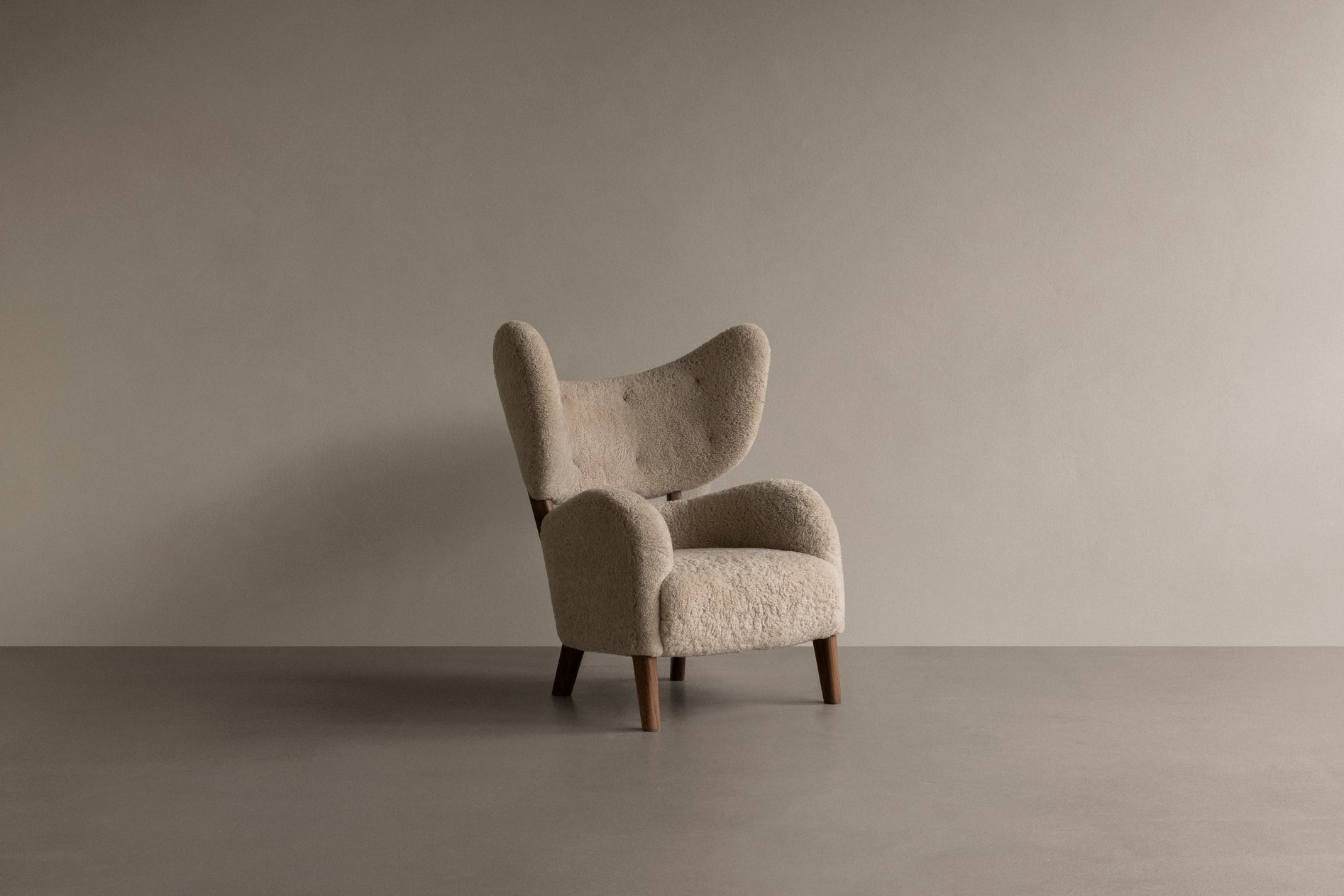Fotel MY OWN CHAIR skóra owcza z orzechową podstawą