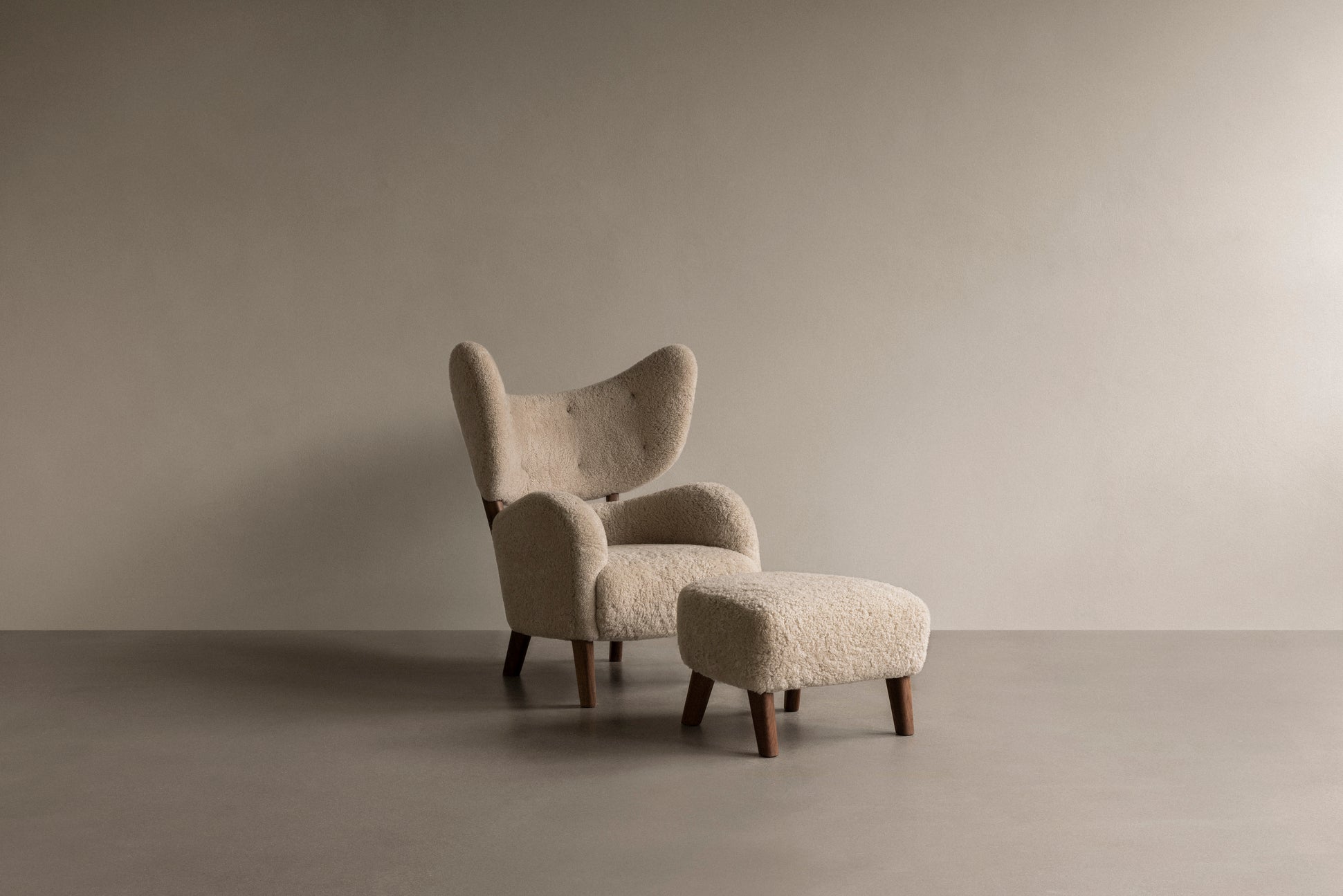 Podnóżek MY OWN CHAIR skóra owcza z dębową podstawą