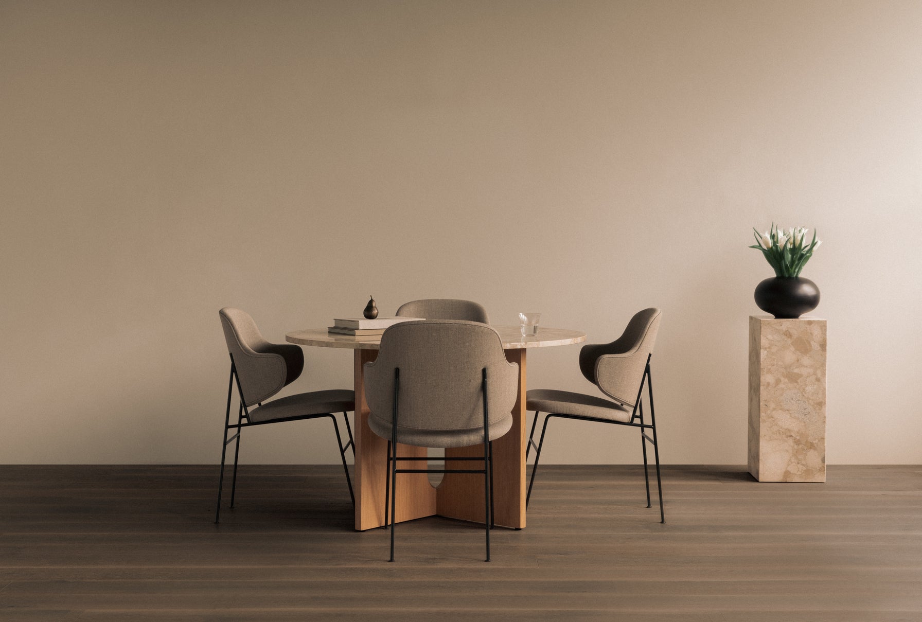 Round table ANDROGYNE beige marble with oak base