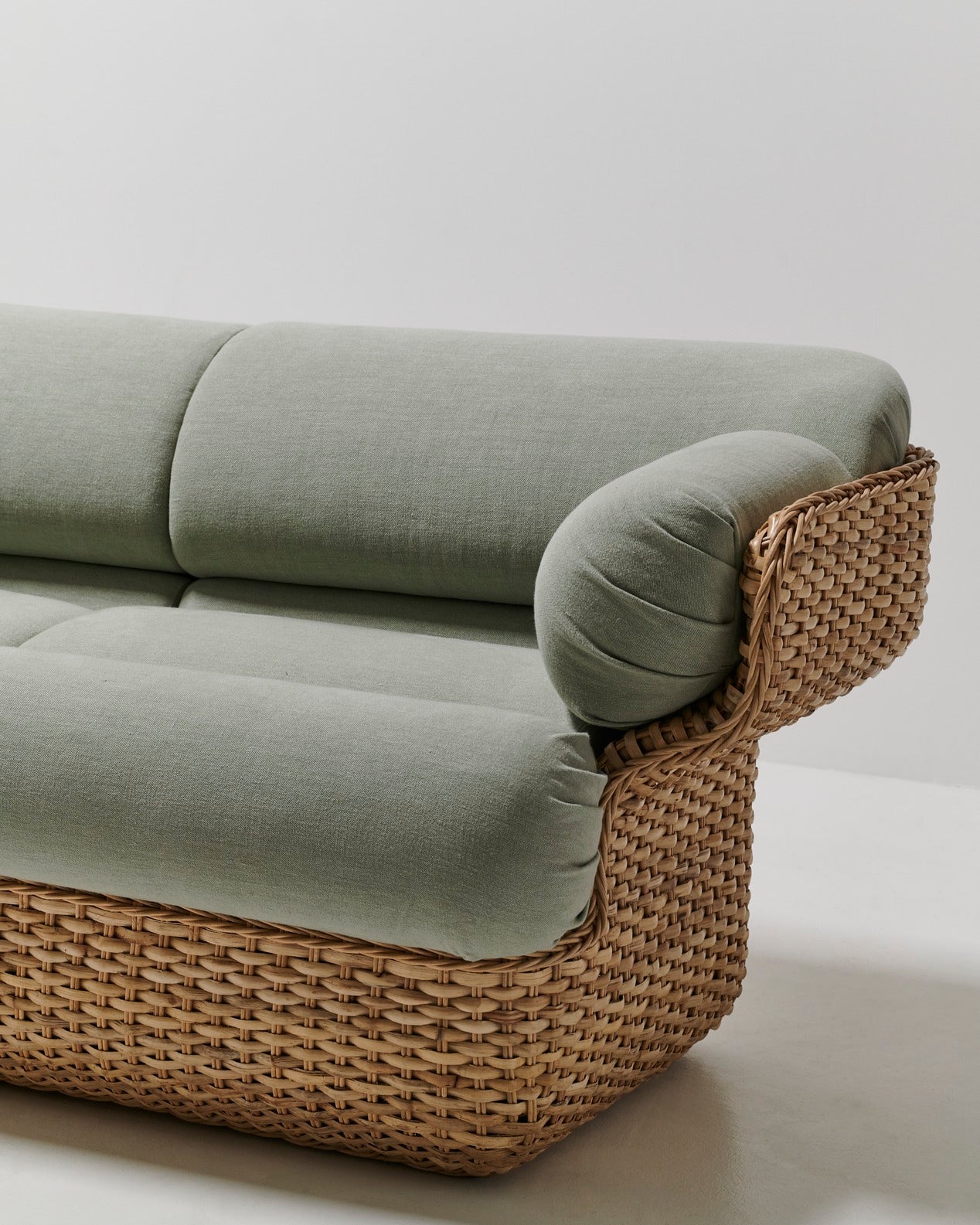 2-seater BASKET sofa in blue with rattan