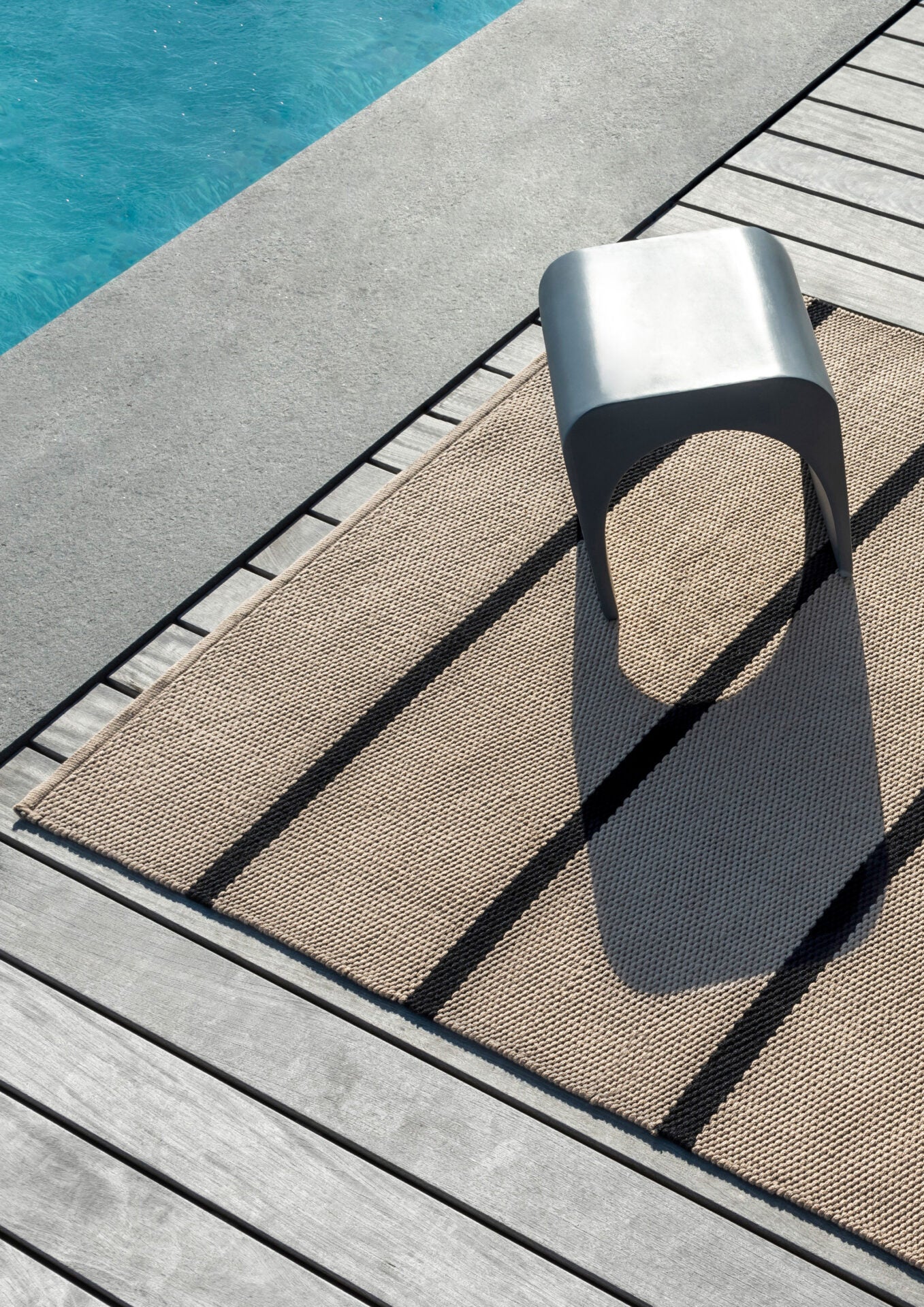 Deck beige with black outer rug