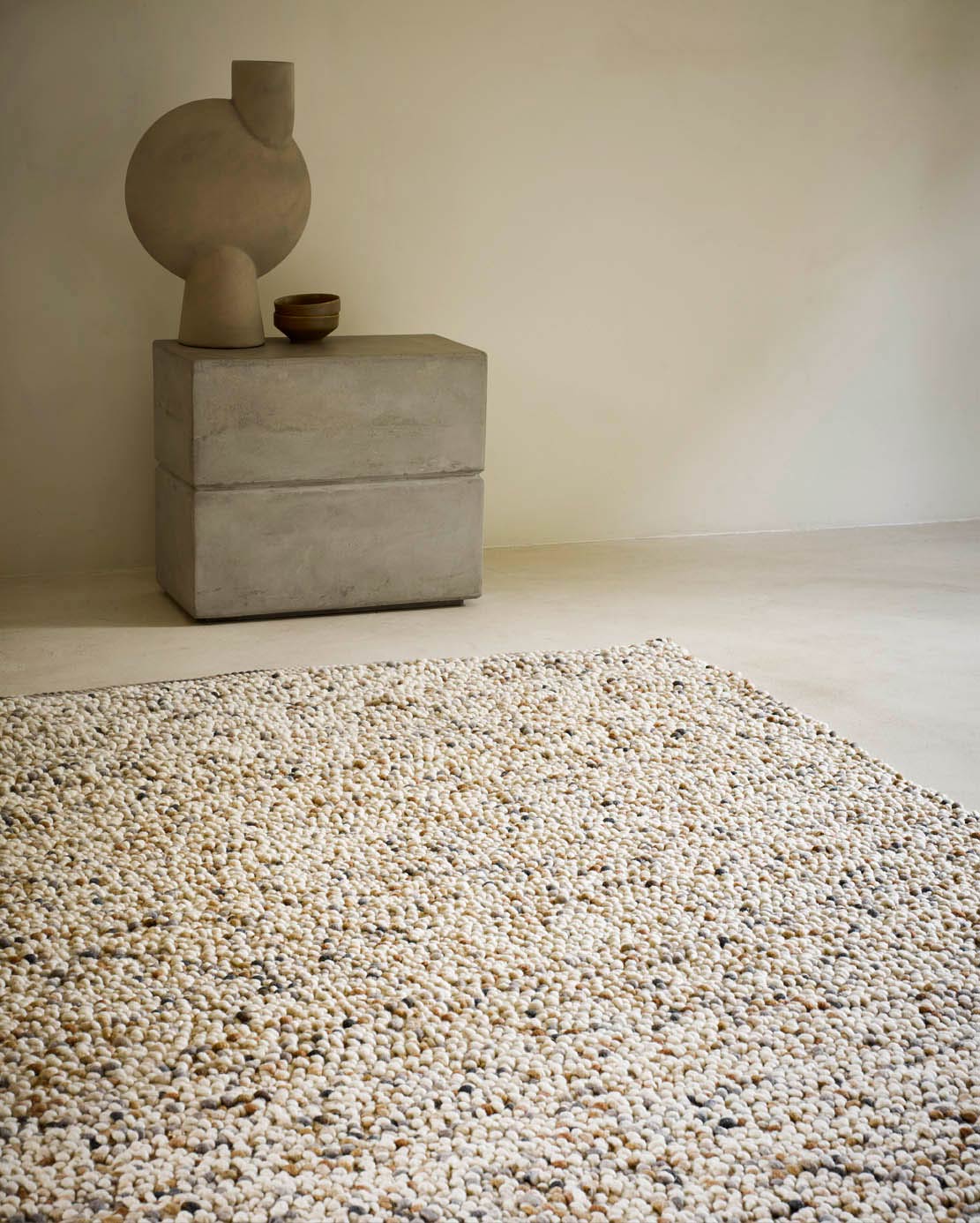 Dark bebble pebble rug