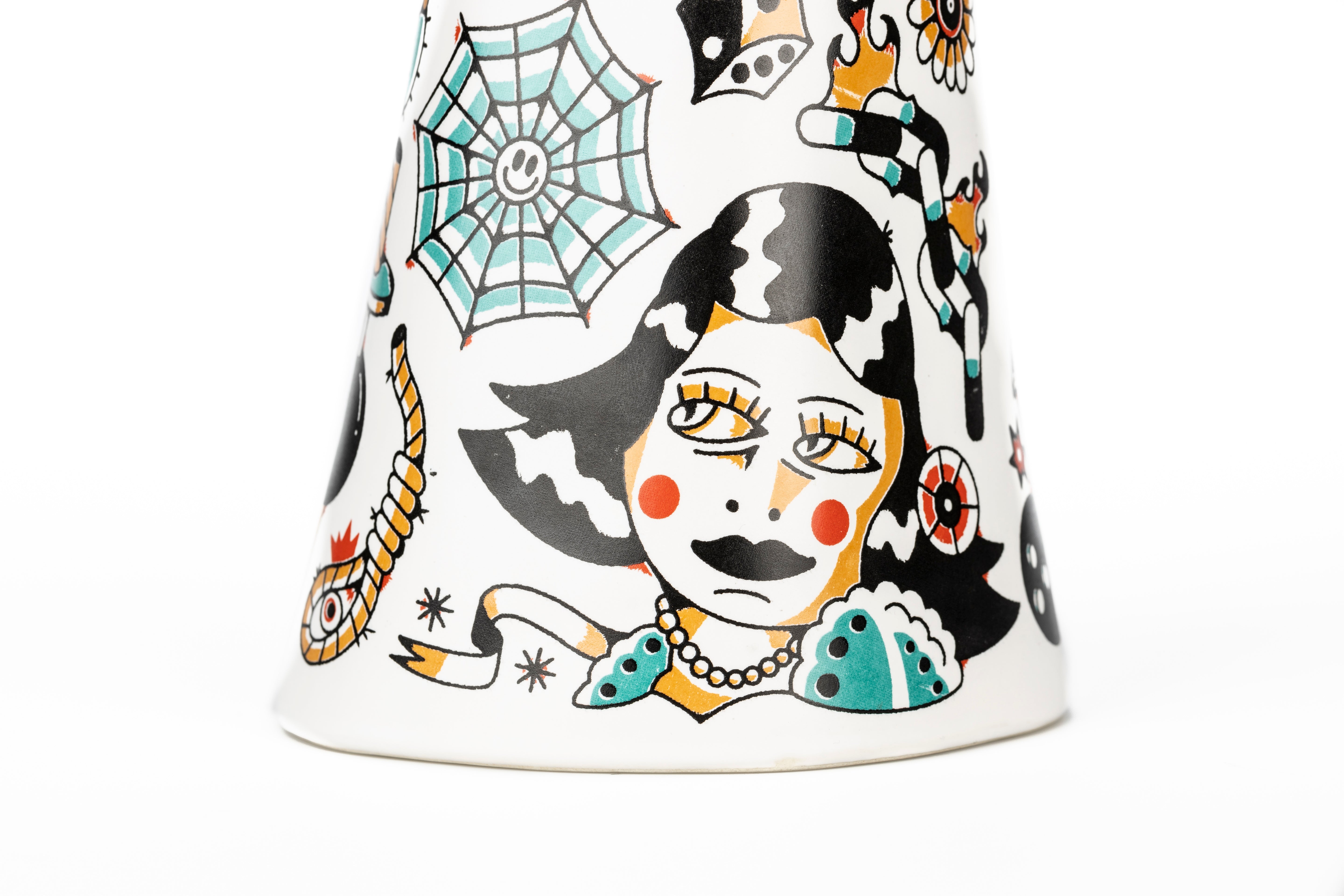 Vase LIBERTY MATTERS weiß mit buntem Muster