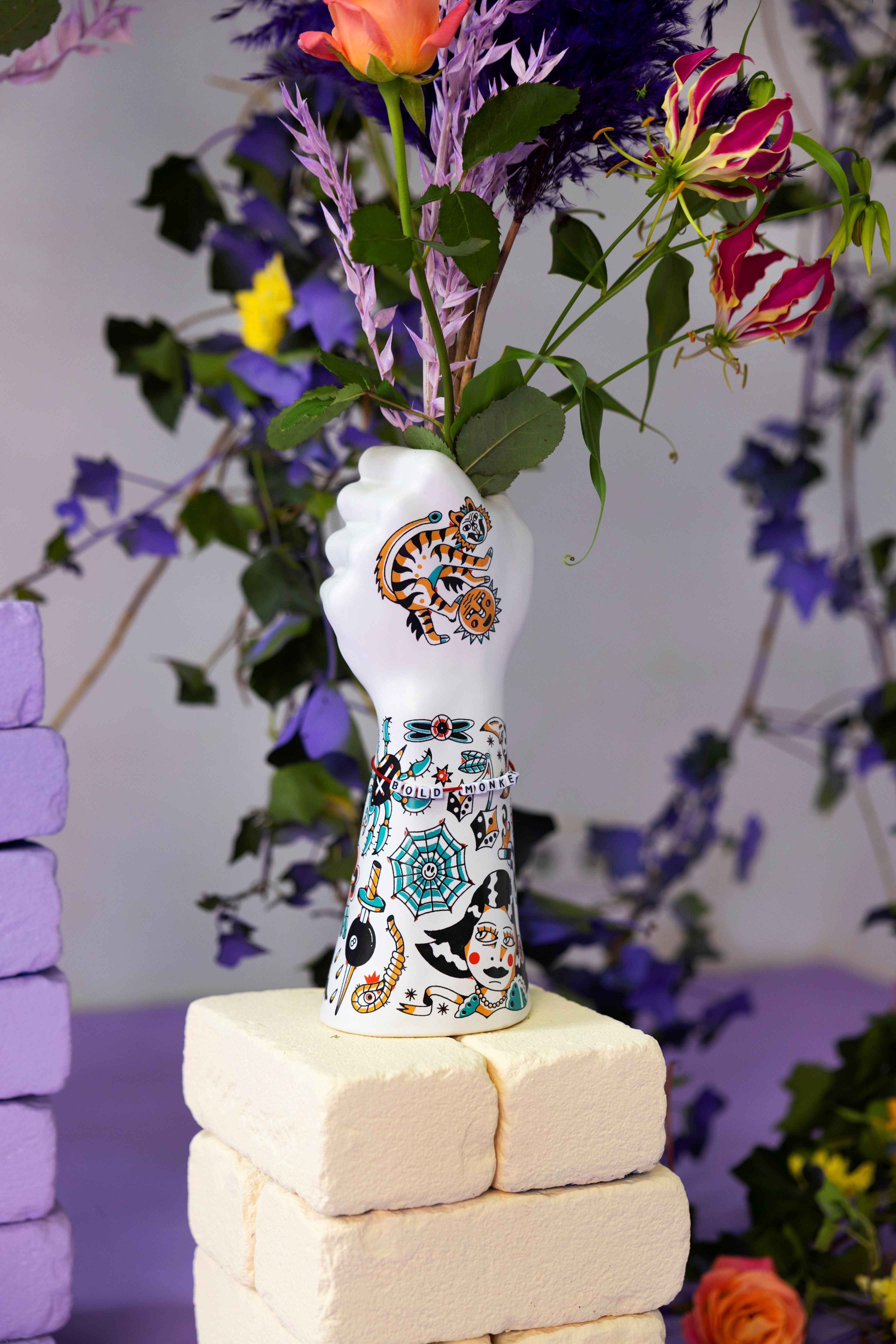 Vase LIBERTY MATTERS weiß mit buntem Muster