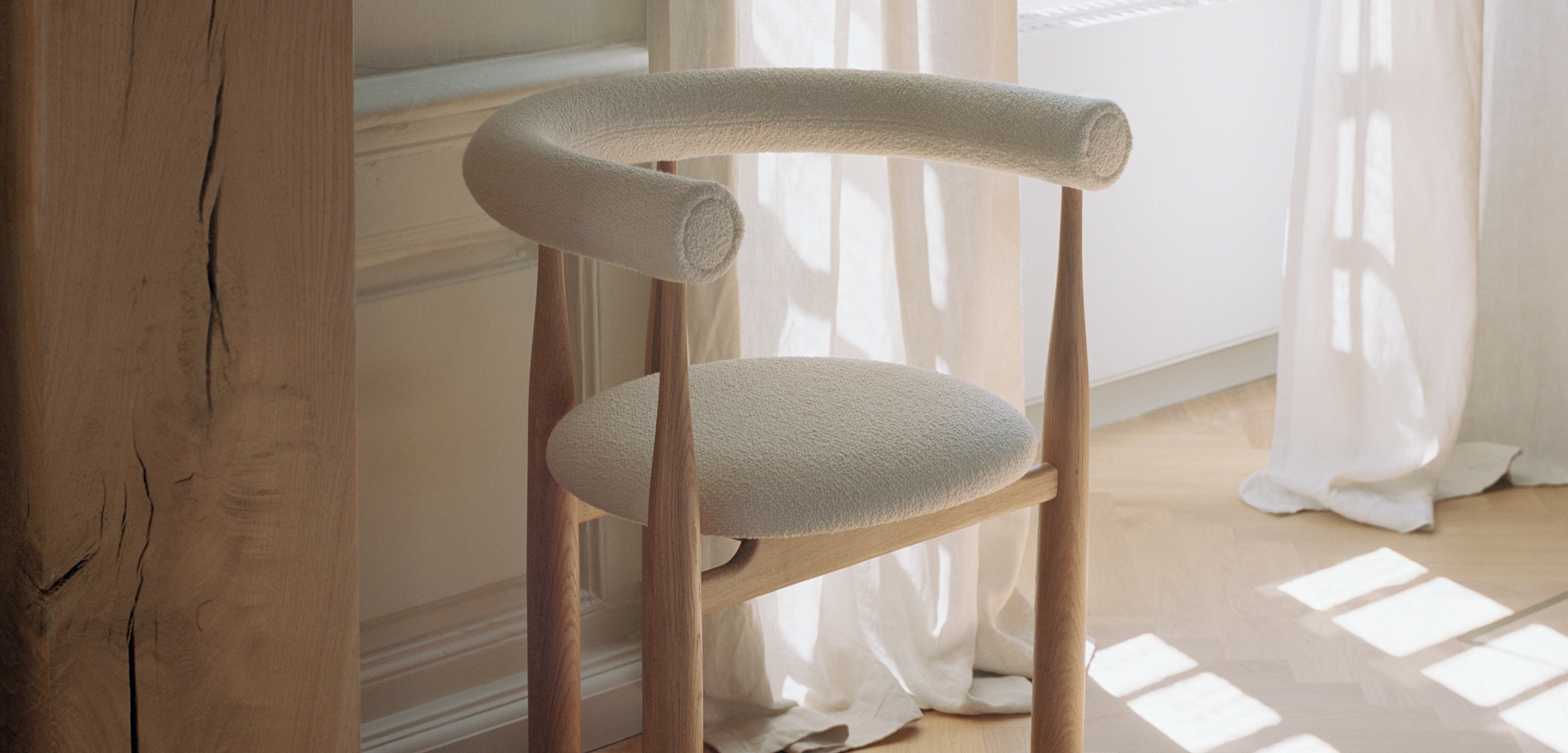 Vollständig gepolsterter BUKOWSKI Stuhl mit Eichenbasis