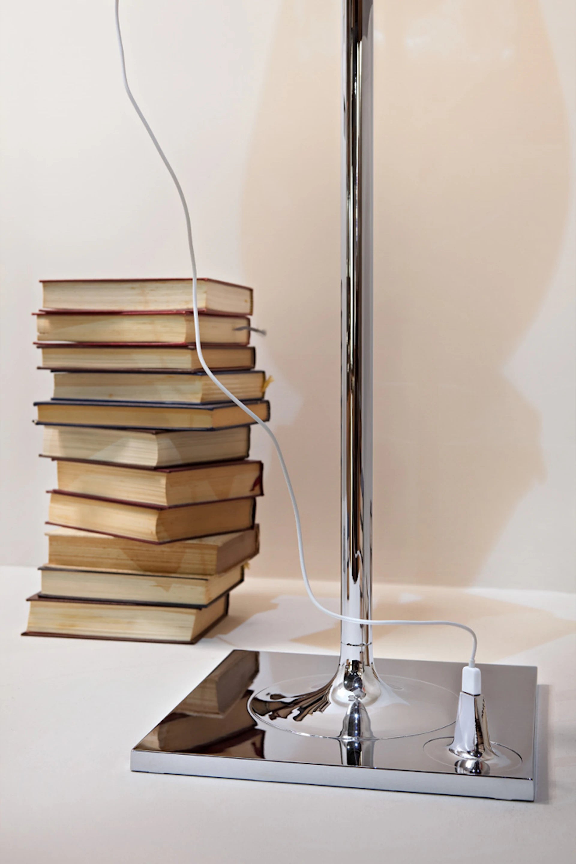 Stehlampe BIBLIOTHEQUE NATIONALE silber mit braunem Schirm