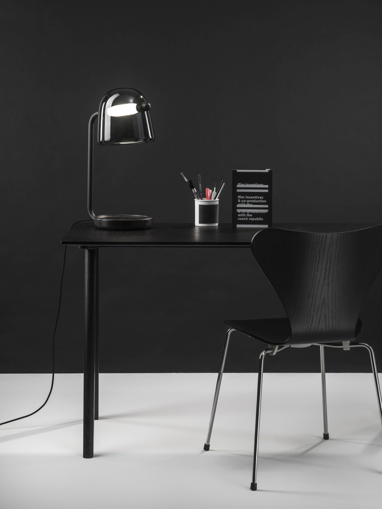 Table lamp can be black base