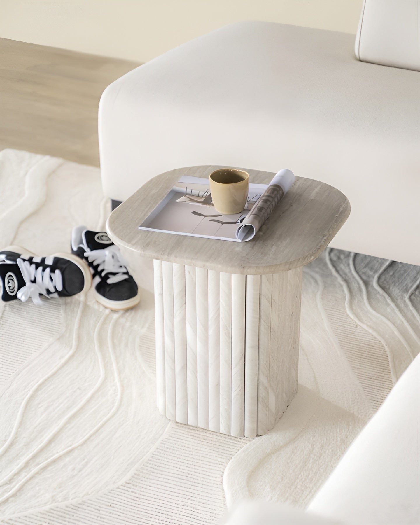 Beistelltisch DORIQUE aus Mangoholz und grauem Marmor