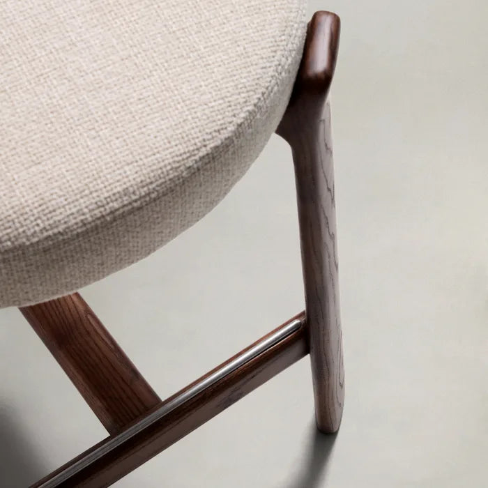 GRANITE beiger Chenille-Hocker mit dunklem Eschenholzgestell