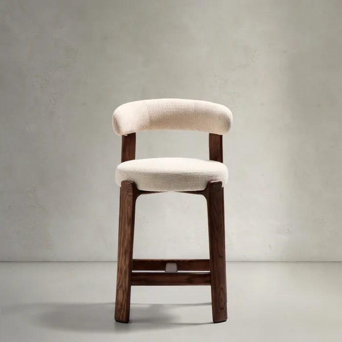 GRANITE beiger Chenille-Hocker mit dunklem Eschenholzgestell