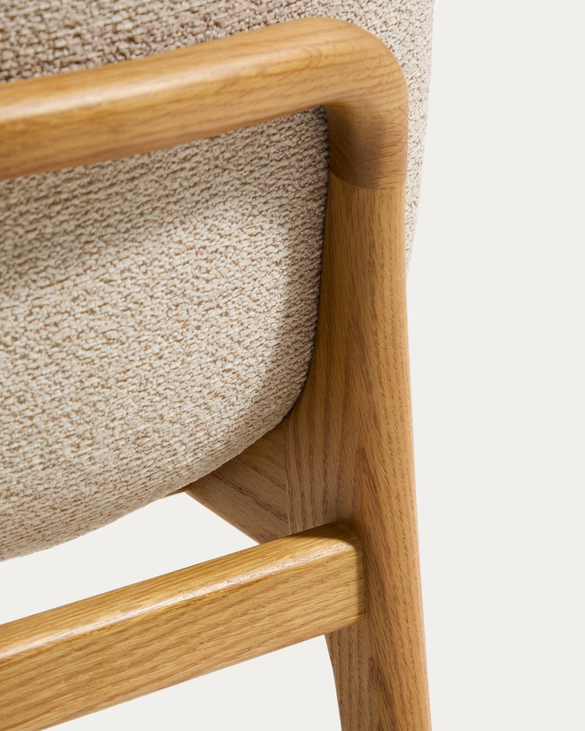 ELNOR chair in beige chenille with an oak base