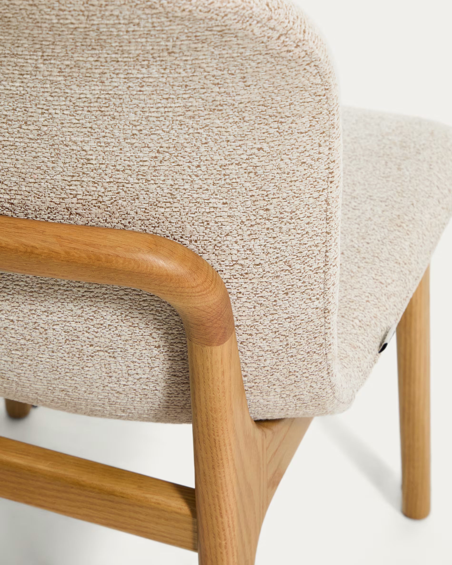 ELNOR chair in beige chenille with an oak base