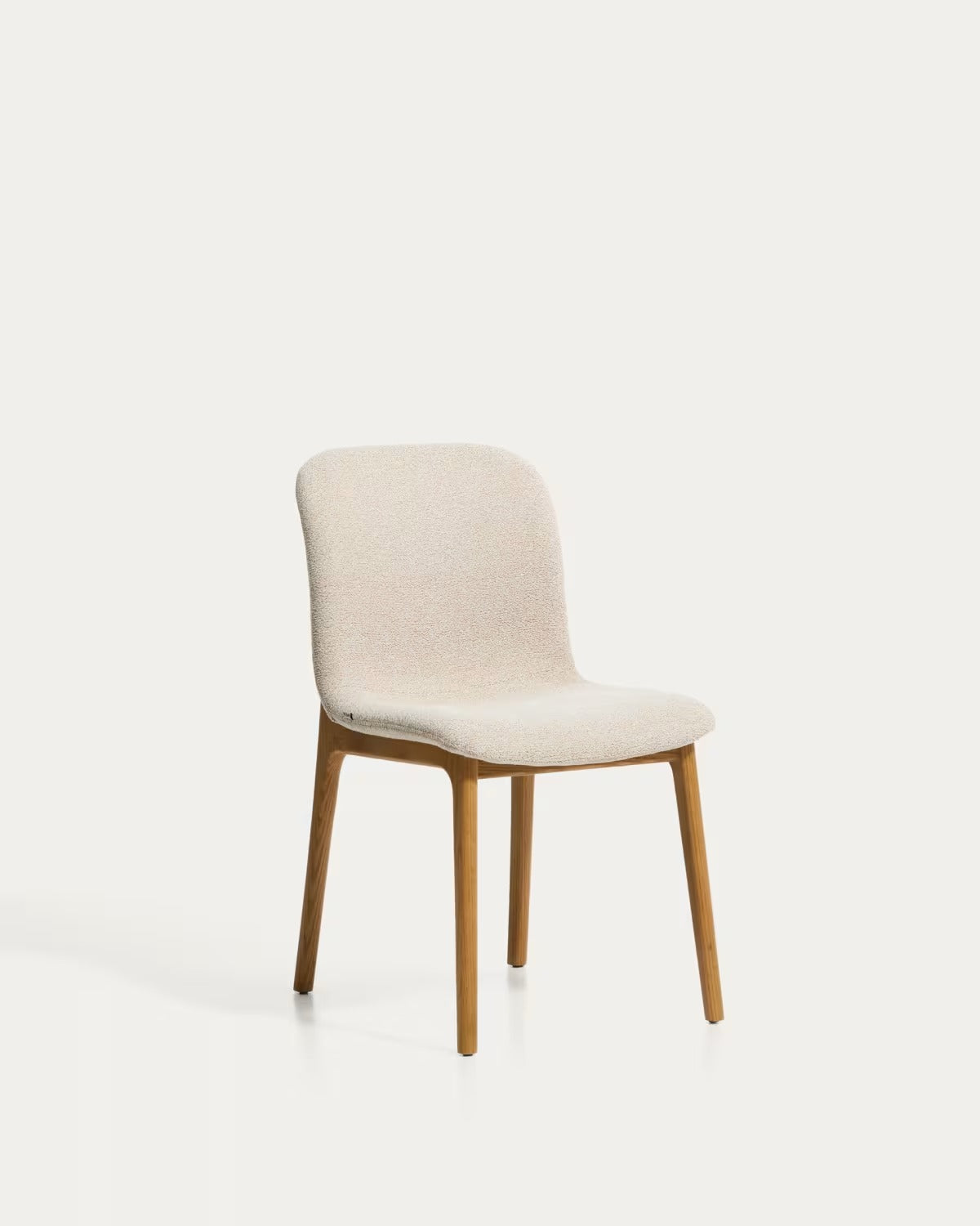 ELNOR chair in beige chenille with an oak base