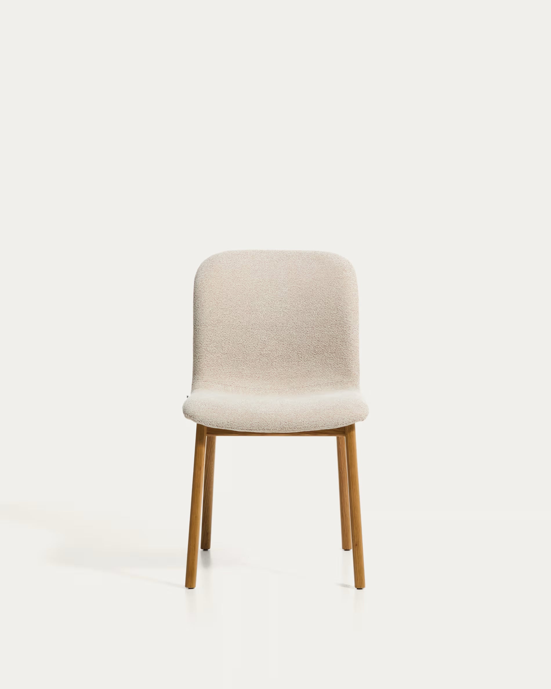ELNOR chair in beige chenille with an oak base