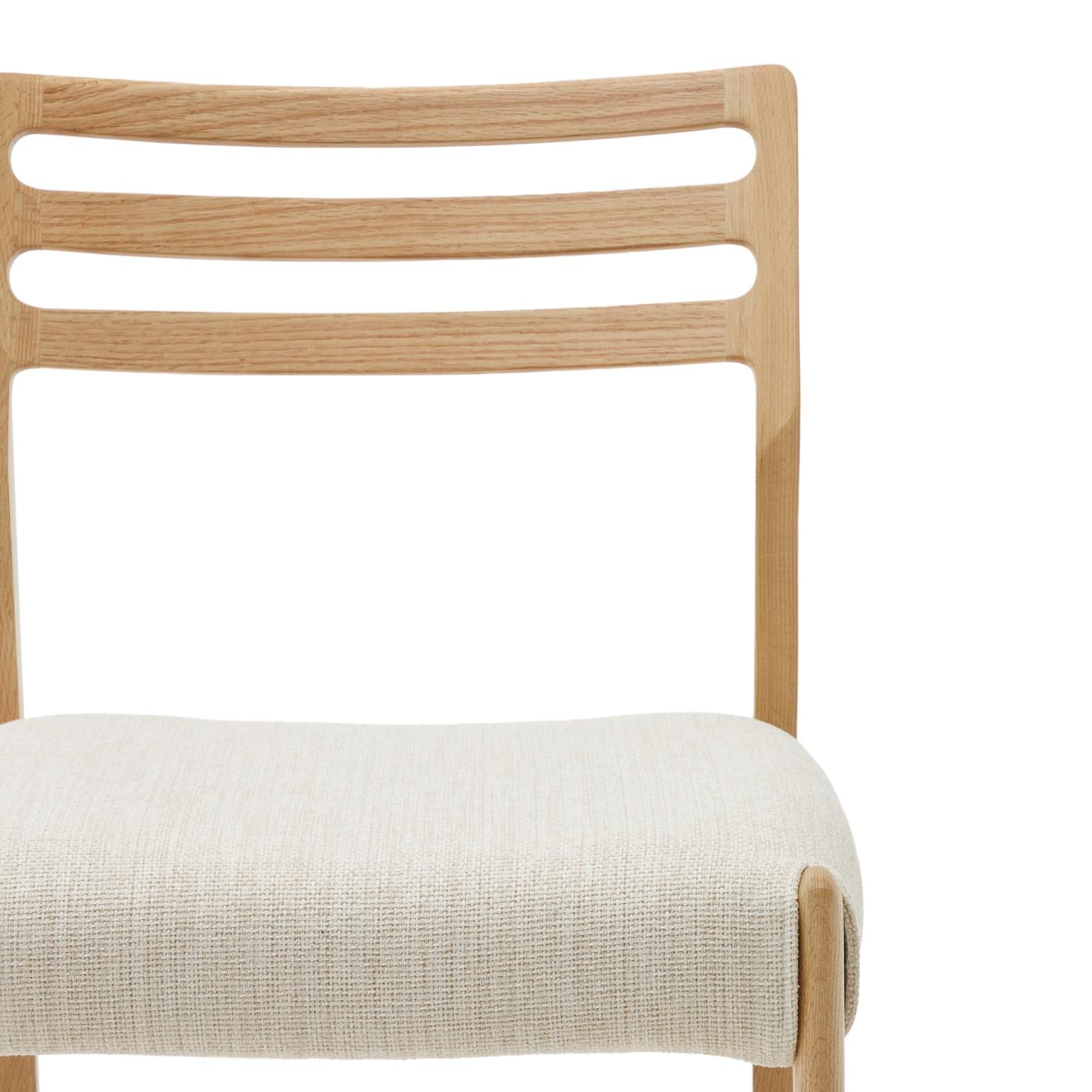 CUDIA chair in beige chenille with an oak base
