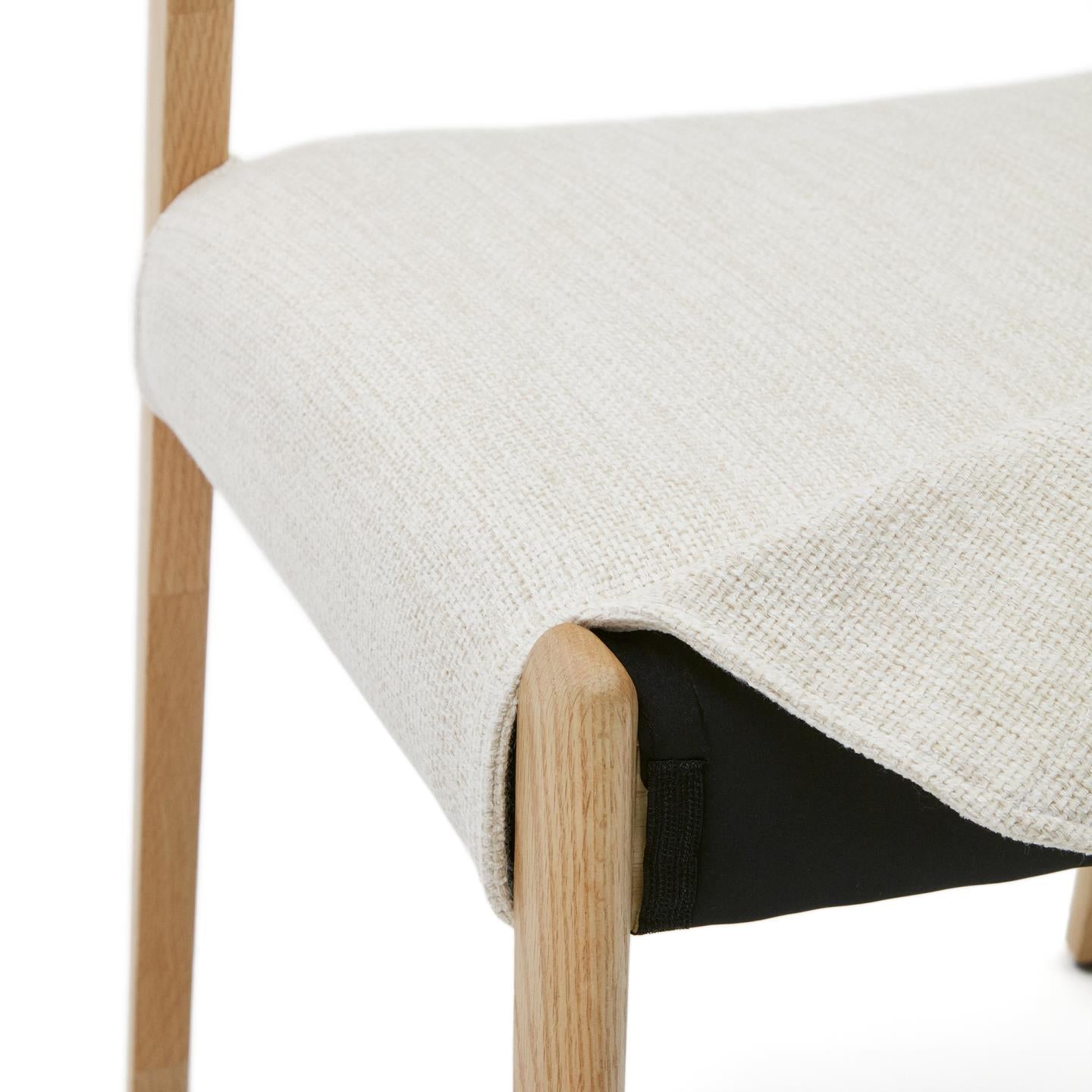 CUDIA chair in beige chenille with an oak base