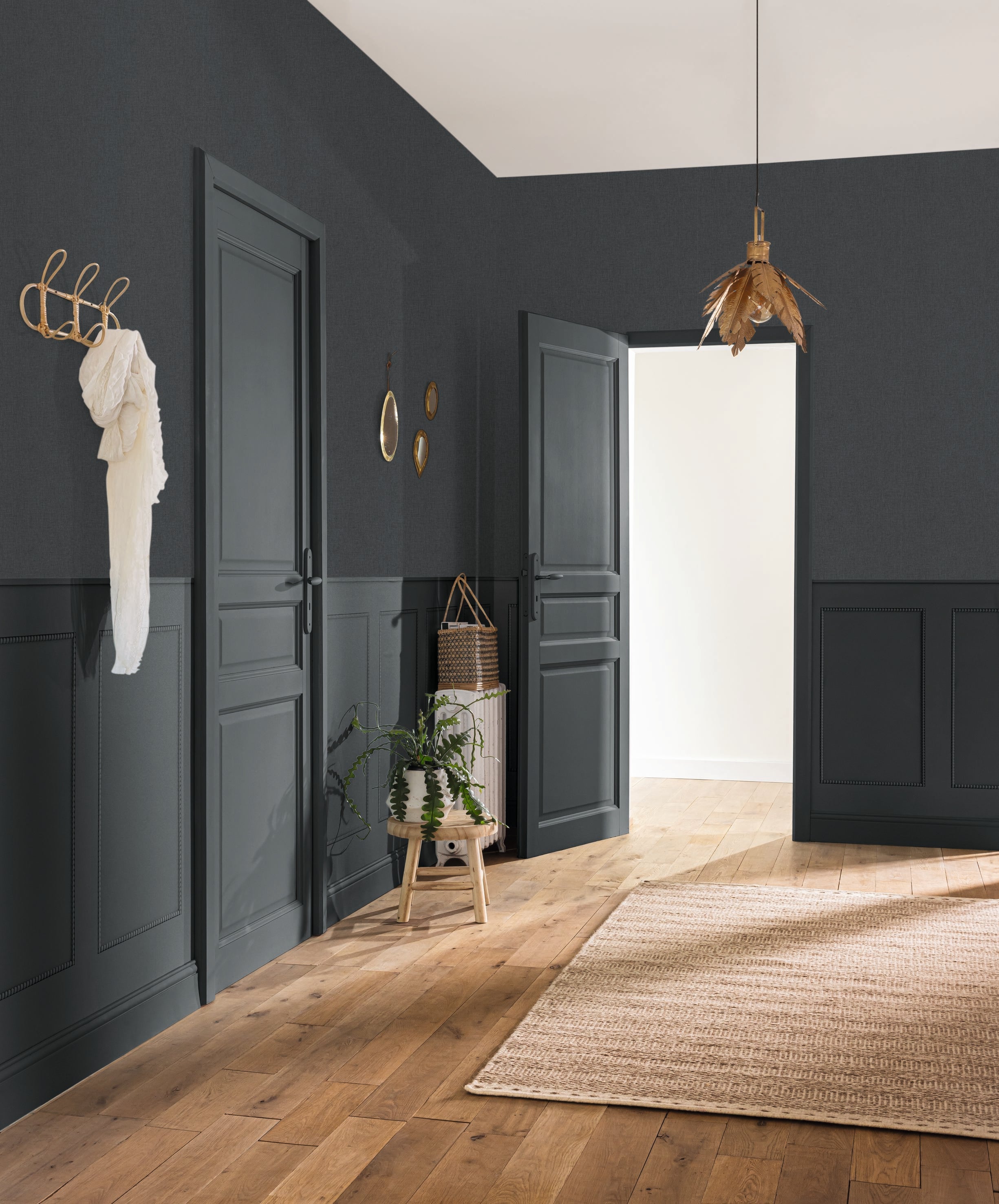 Linen edition wallpaper black gold