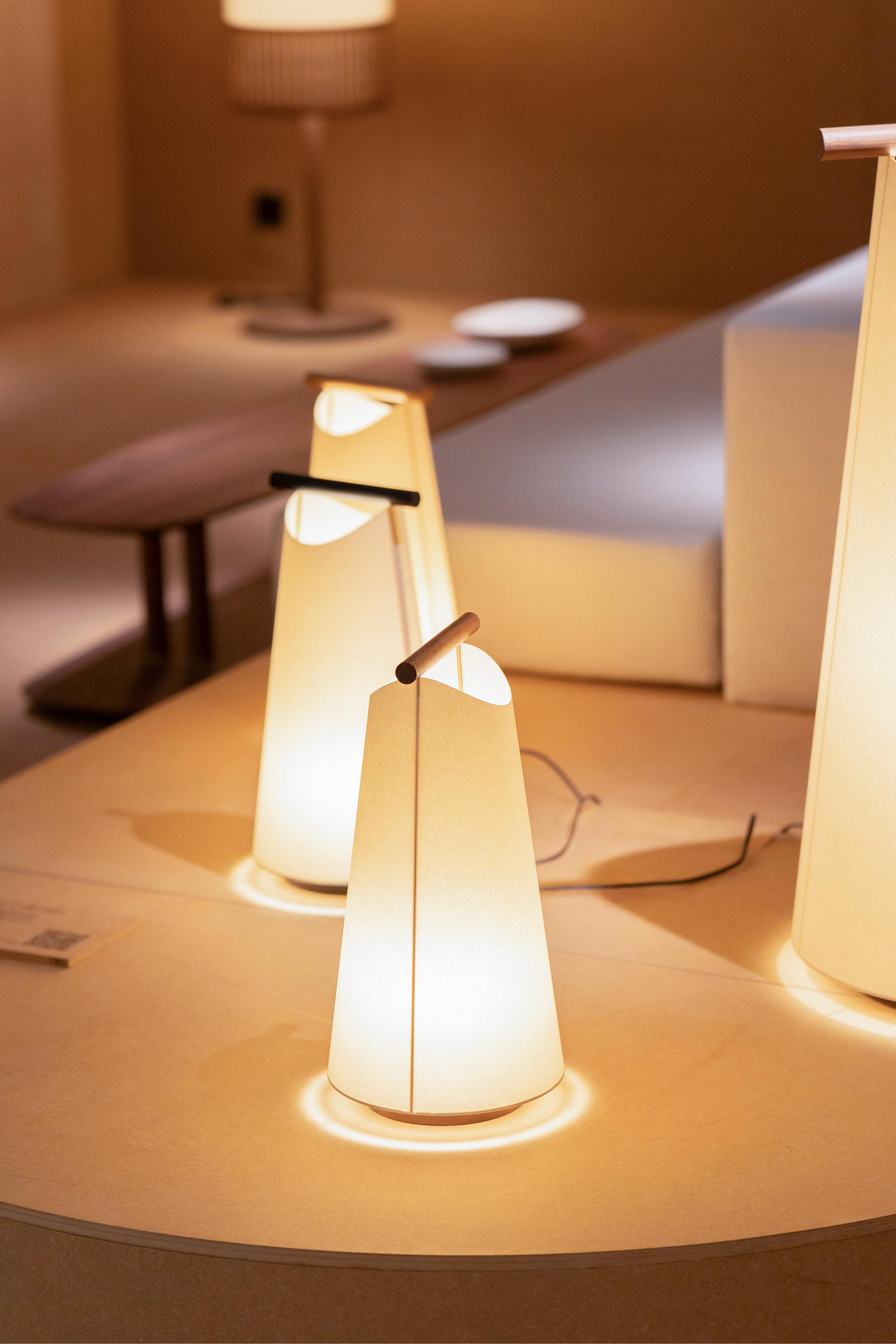 CATAY Table Lamp in White with Oak Wood