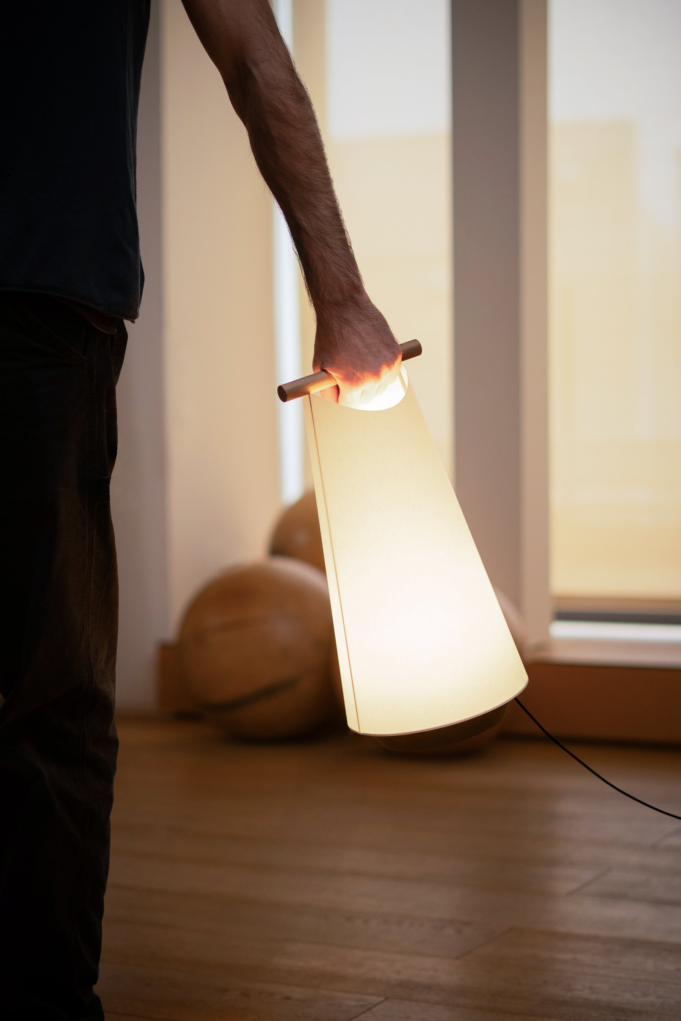 CATAY Table Lamp in White with Oak Wood
