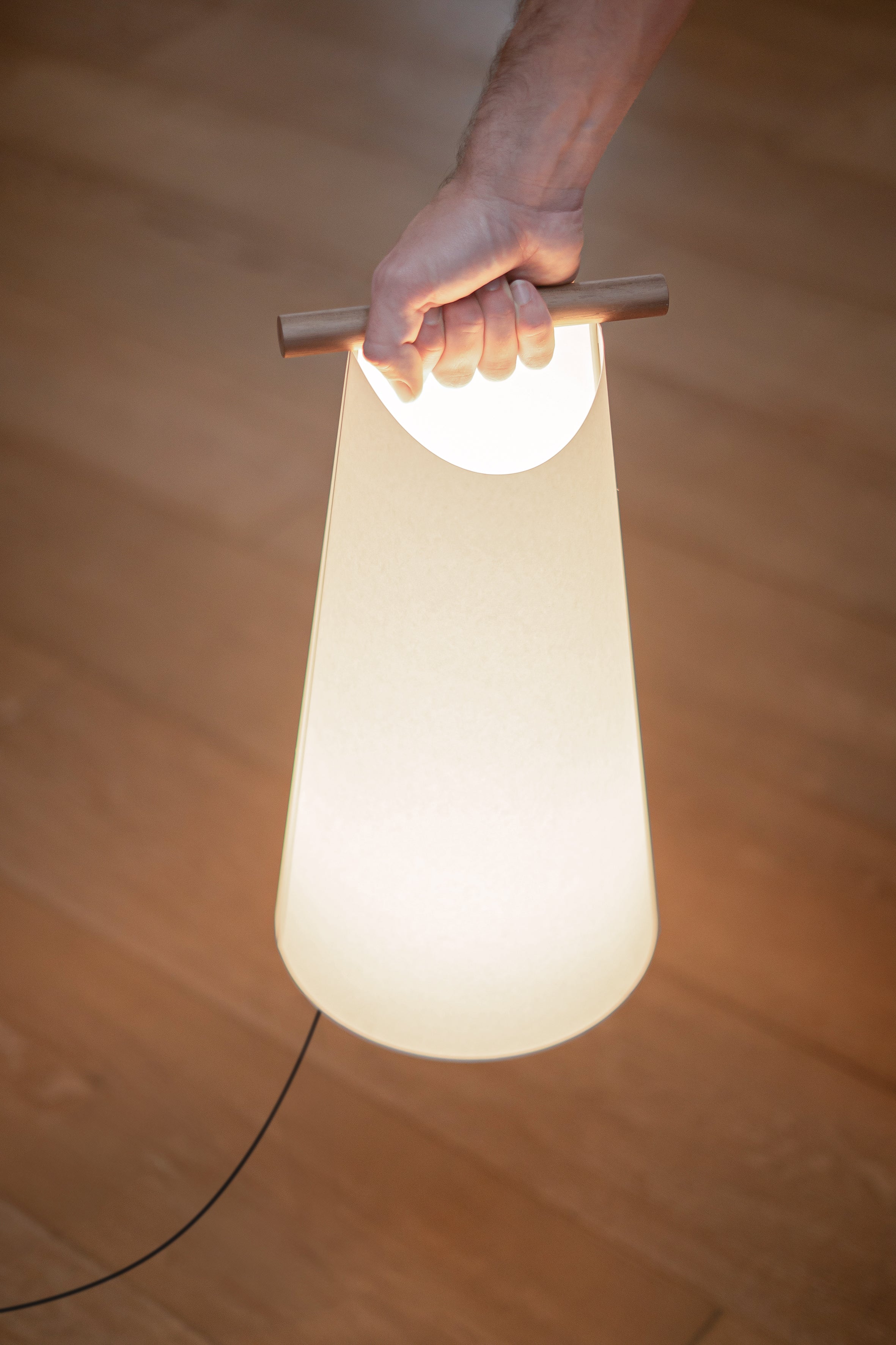CATAY Table Lamp in White with Oak Wood