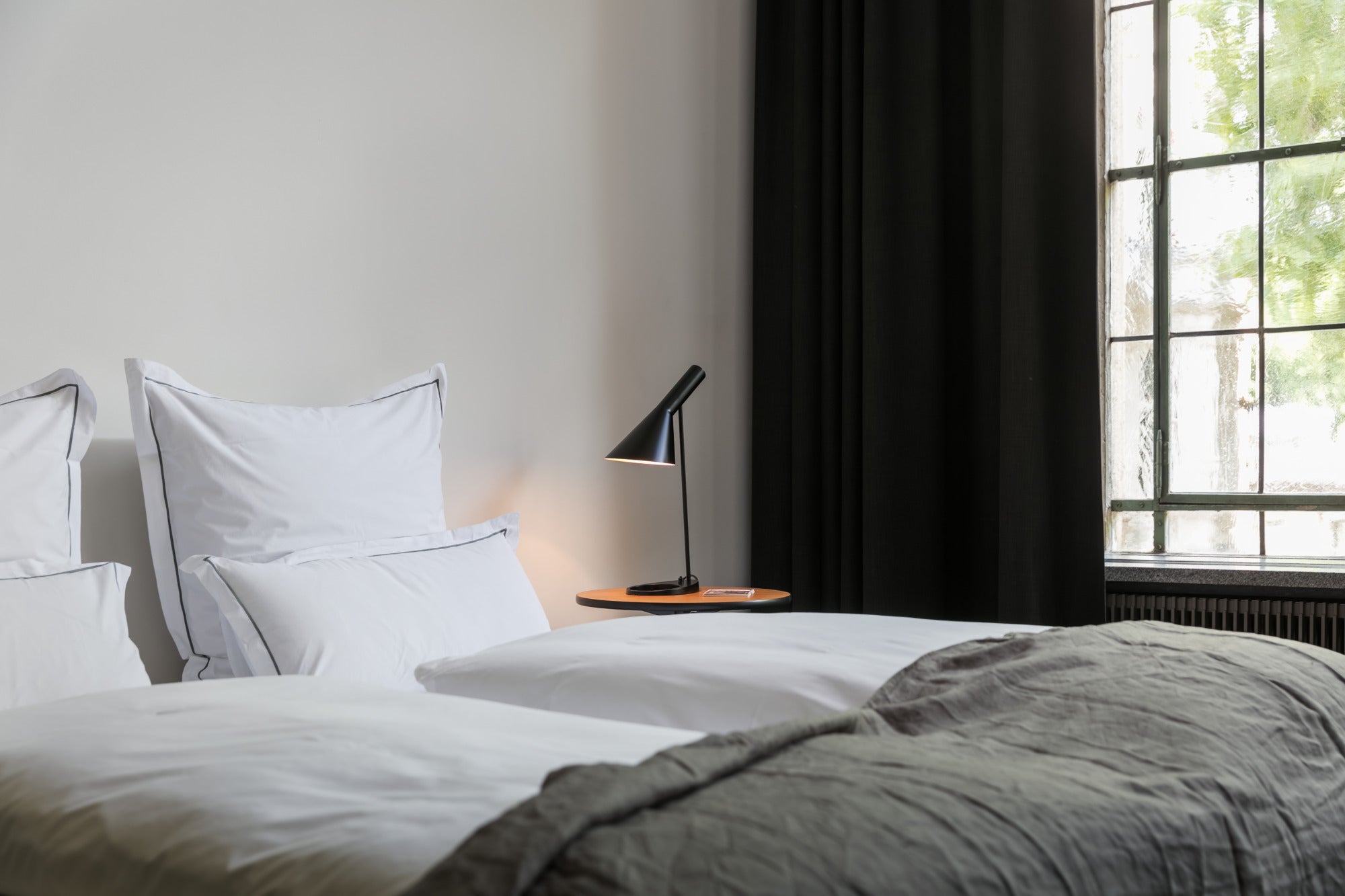 Lampa stołowa AJ czarny