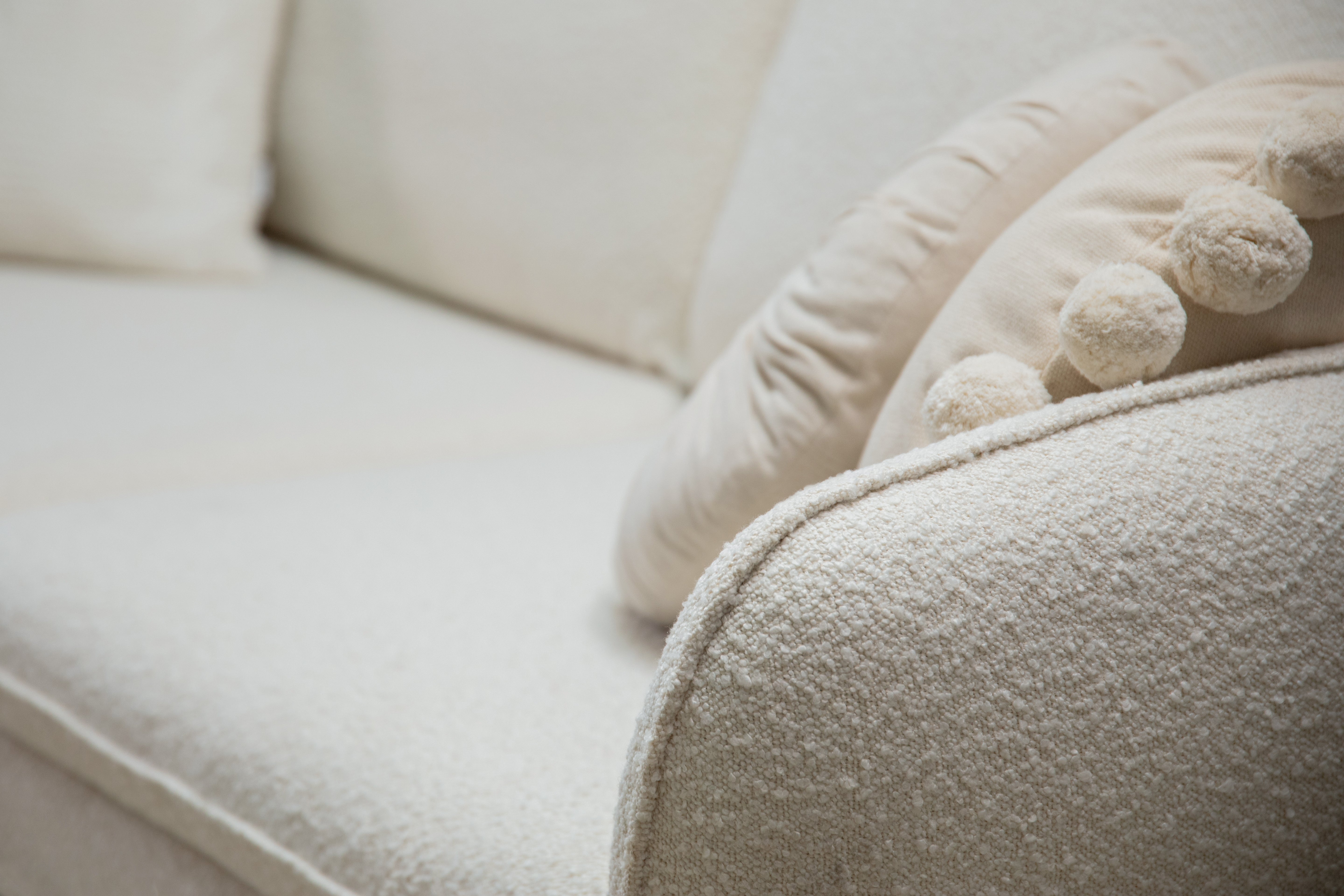 Right-facing 6-seater corner sofa VIENNA in black boucle with a black base